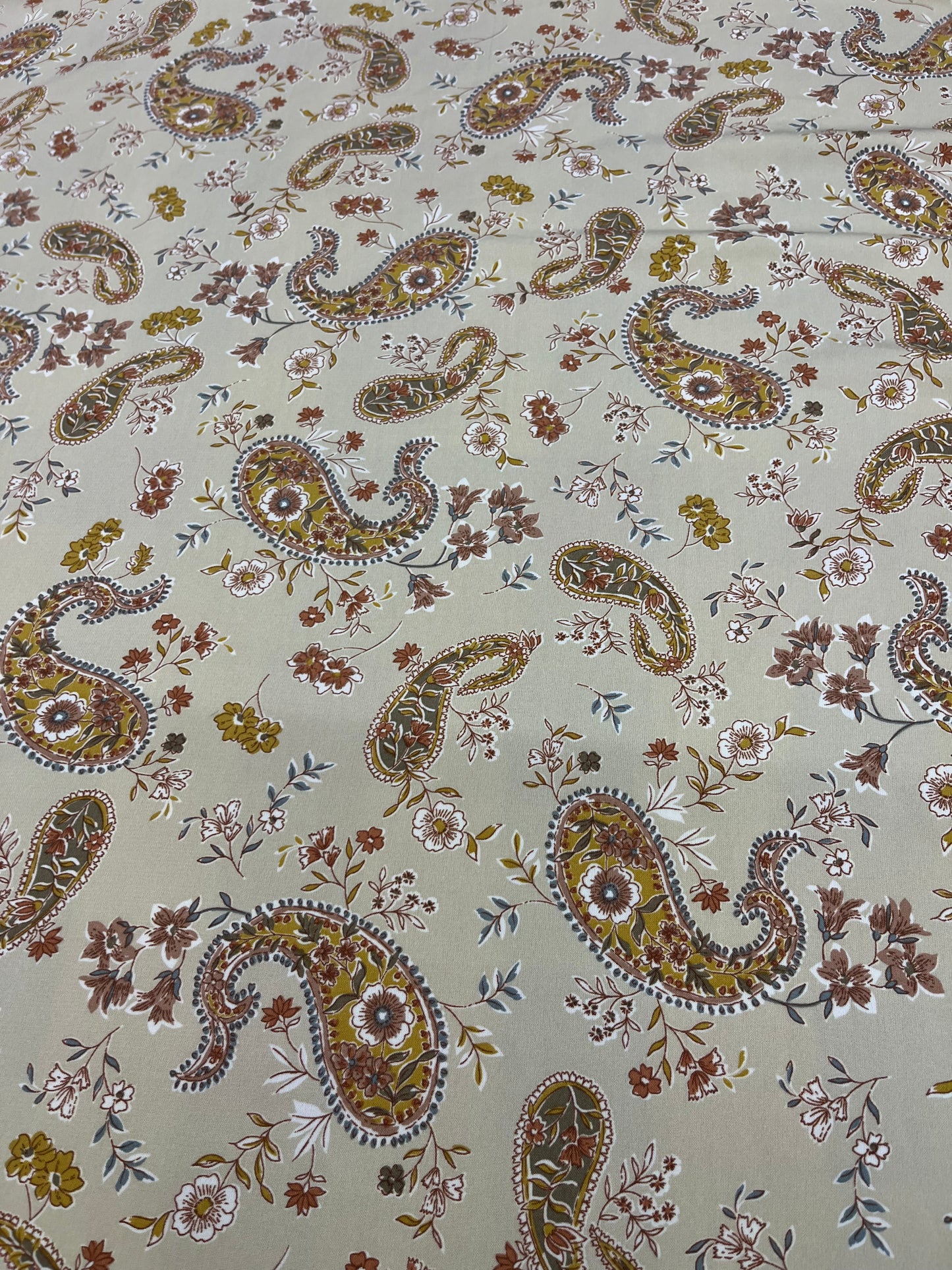 Wild Rag 45x45 cream/gold/rust paisley