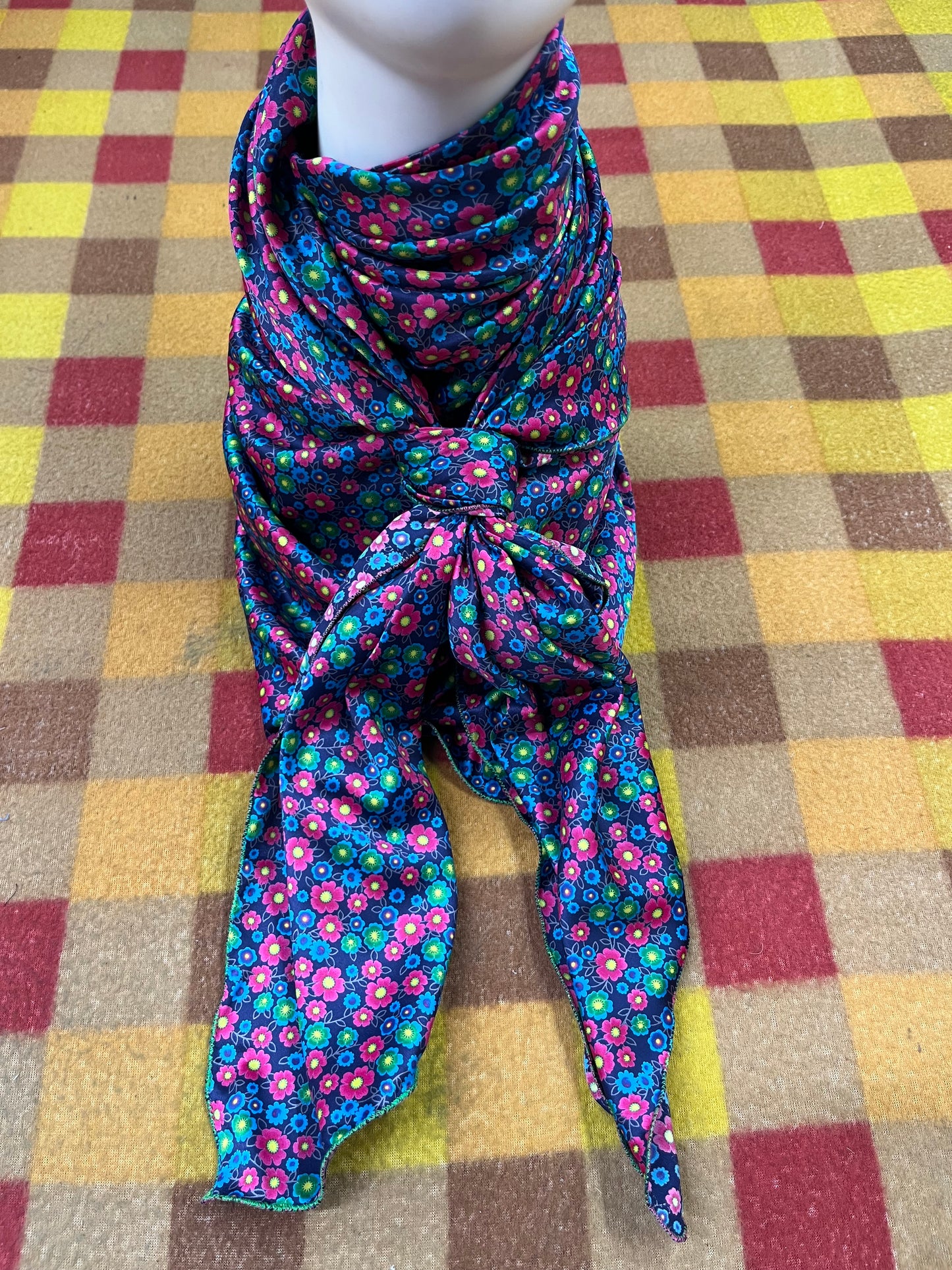 Wild Rag 45x45 pink/blue/ green flowers
