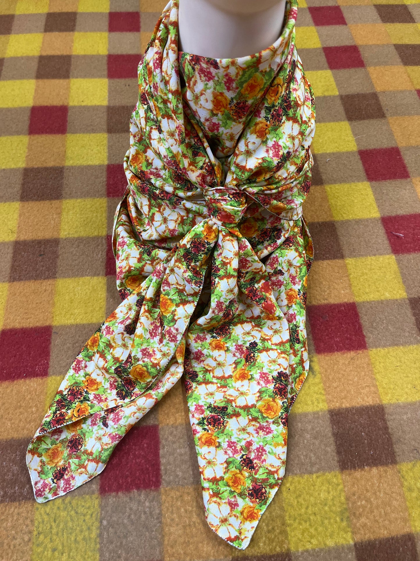 Wild Rag 45x45 green/white/orange flowers