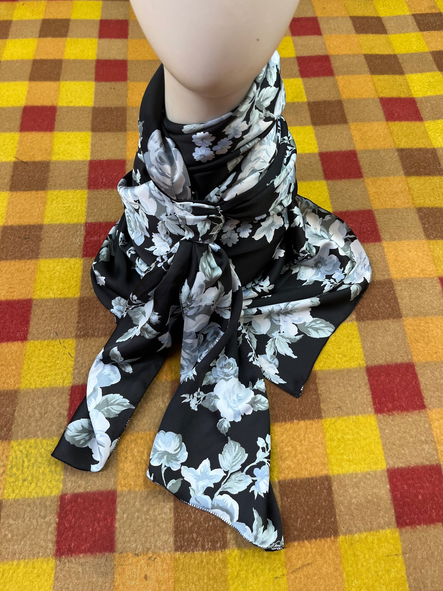 Wild Rag 45x45 black/white roses