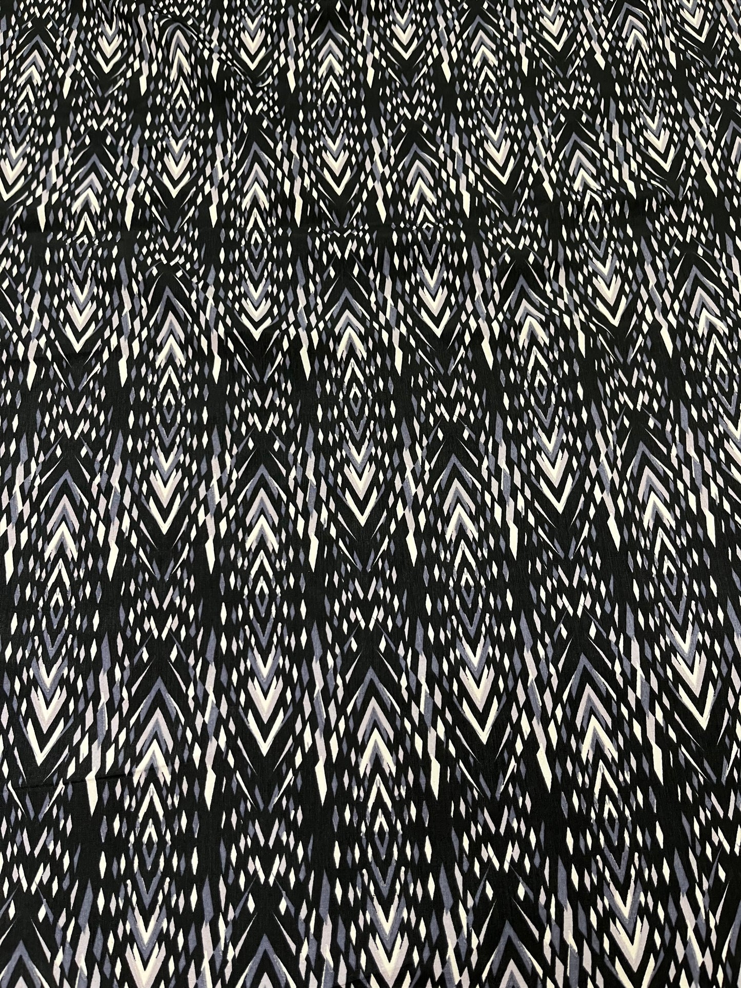 Wild Rag45x45 black/white V pattern