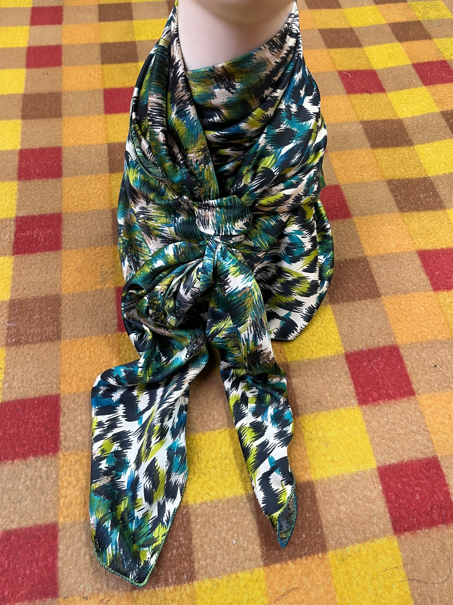 Wild Rag 45x45 green/blue animal print
