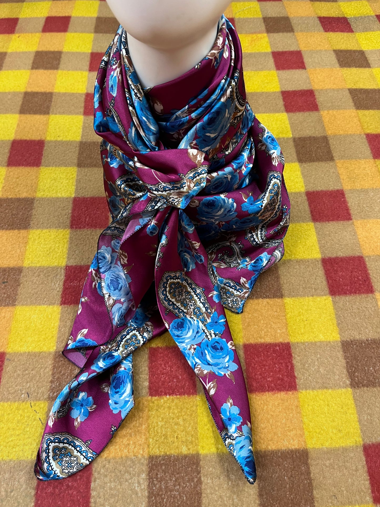 WildRag 45x45 burgundy paisley/blue roses
