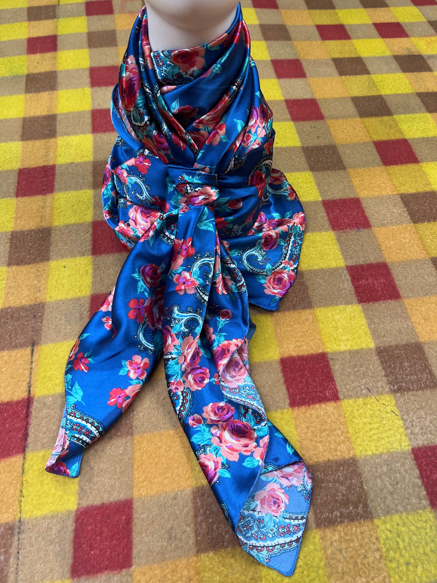 Wild Rag 45x45 blue / red roses paisley