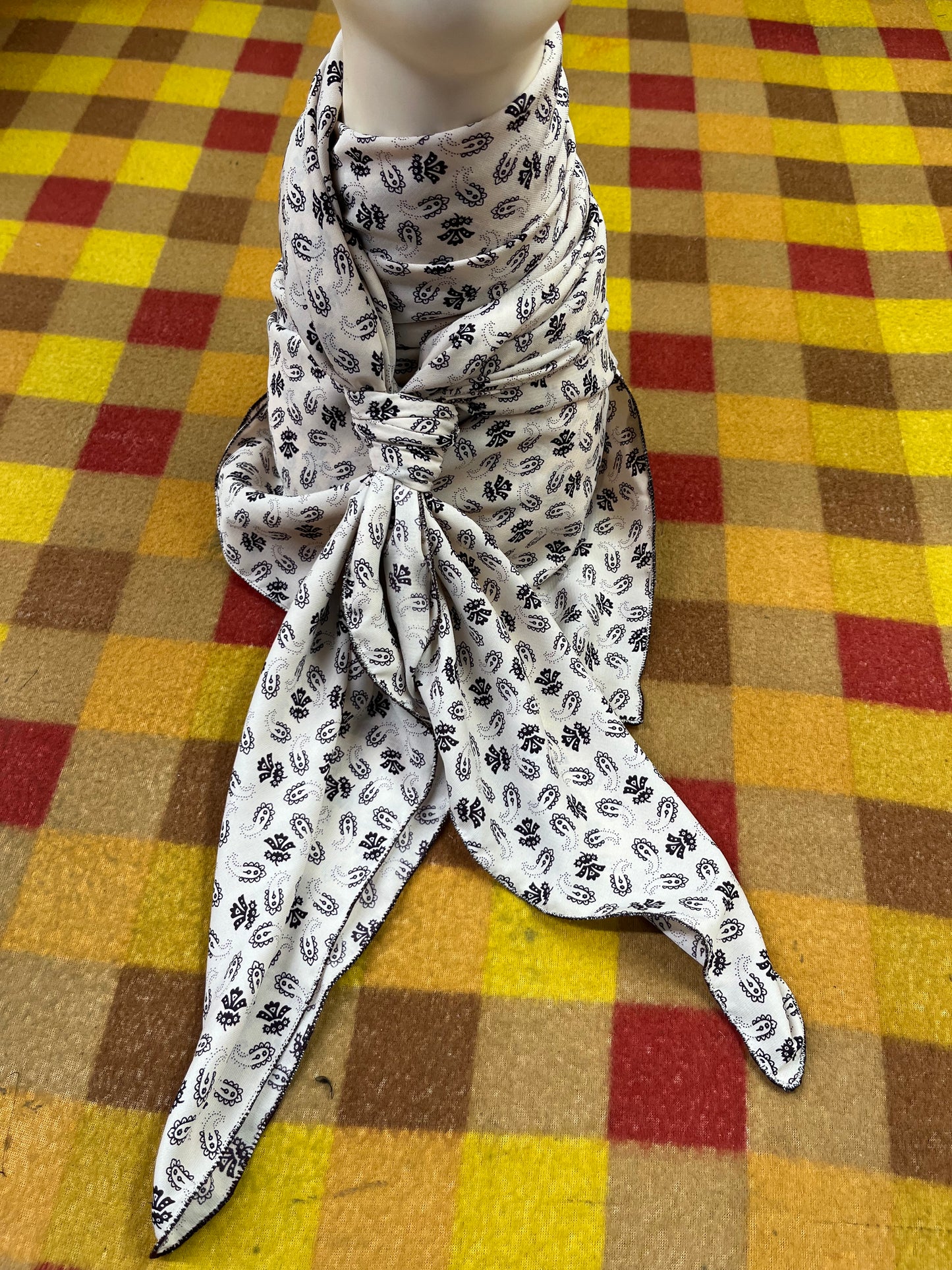 Wild Rag 45x45 white/chocolate tiny paisley