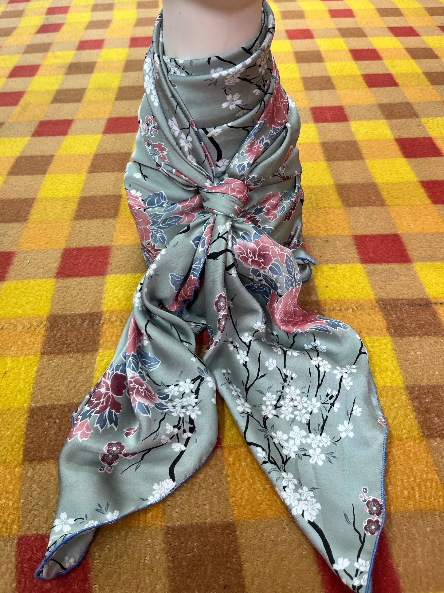 Wild Rag 45x45 silver/ pink roses