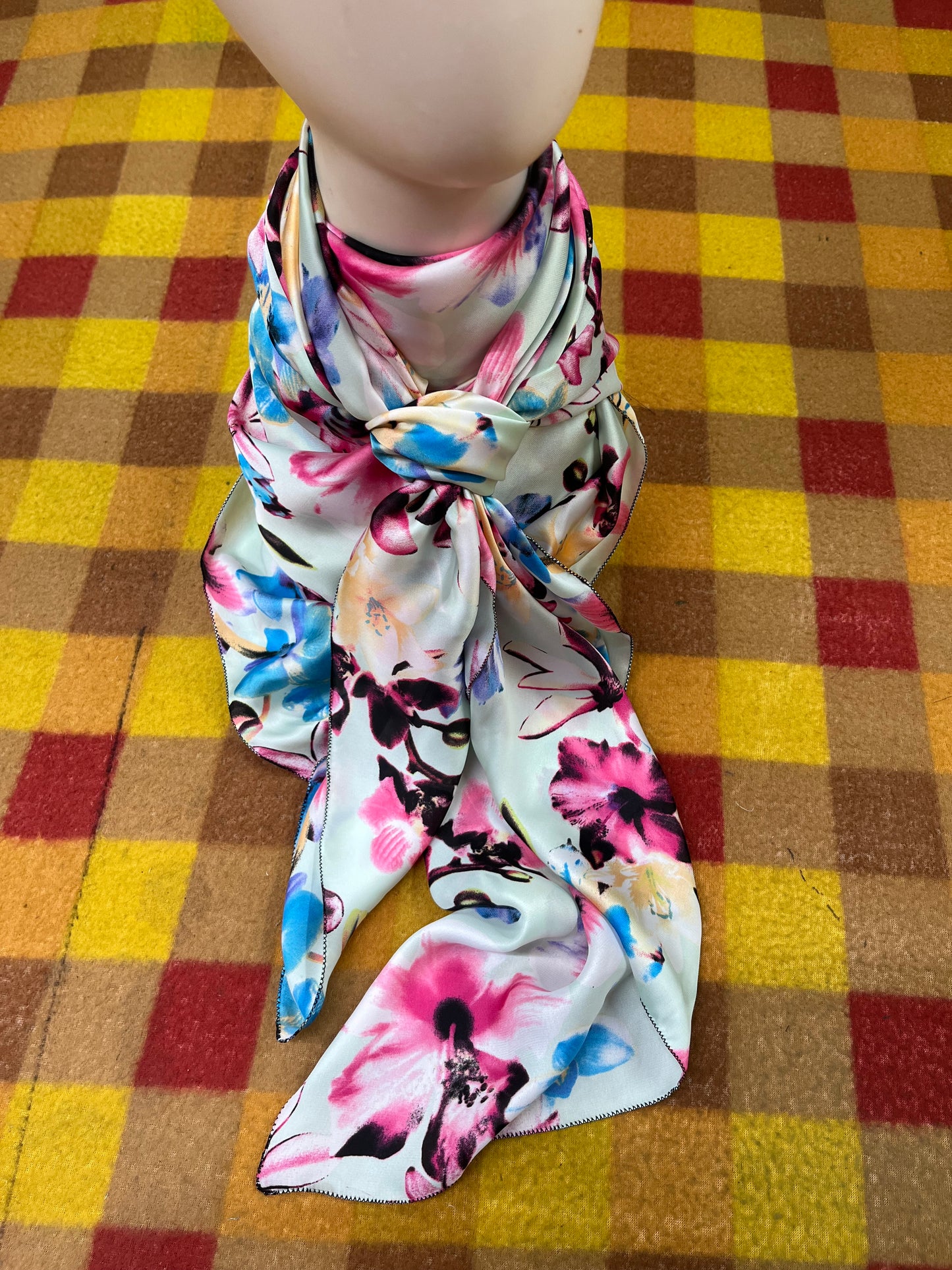 Wild Rag 45x45 white/pink/blue floral