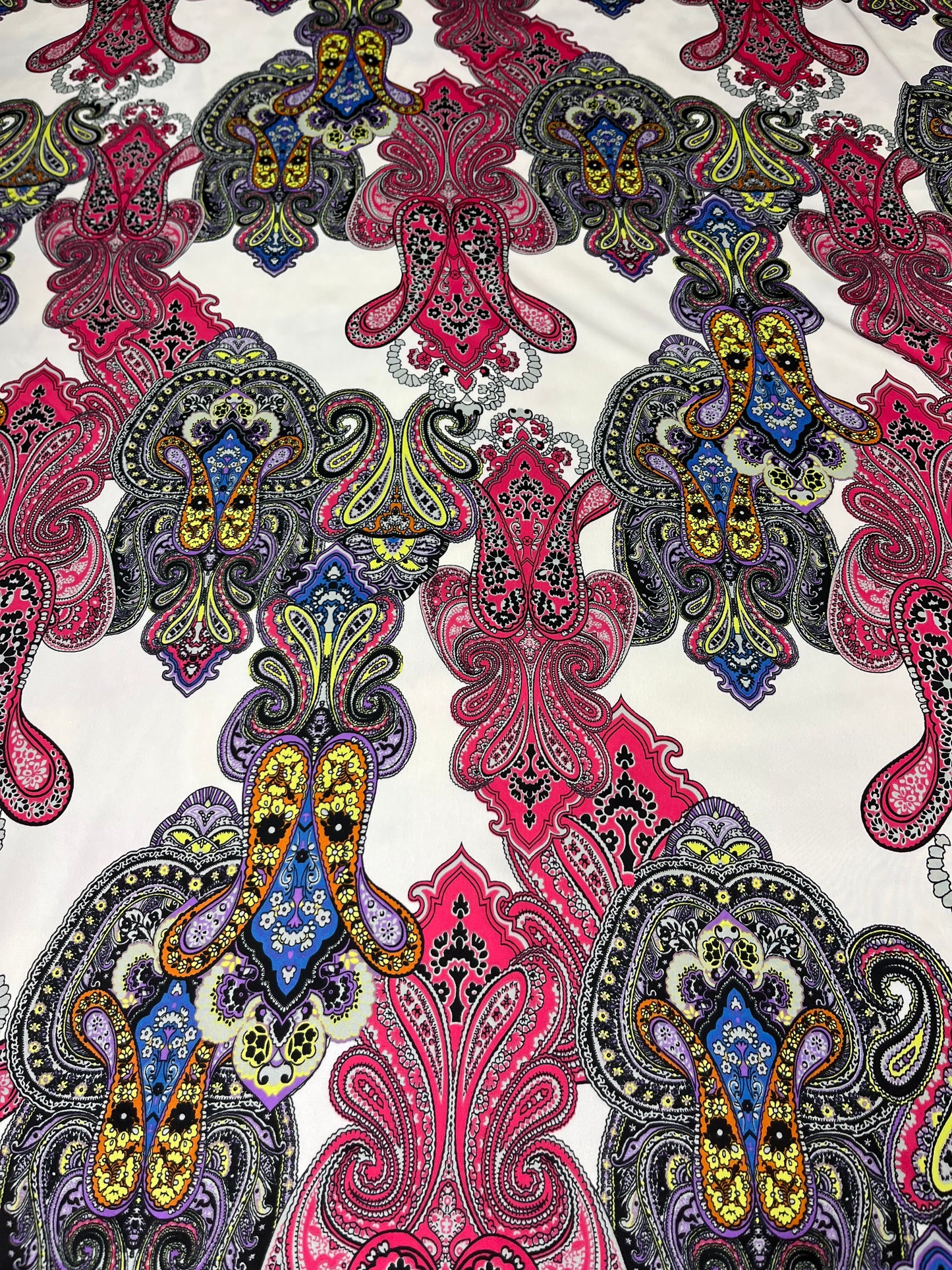 Wild Rag 45x45 white/ pink /blue Damascus/ paisley