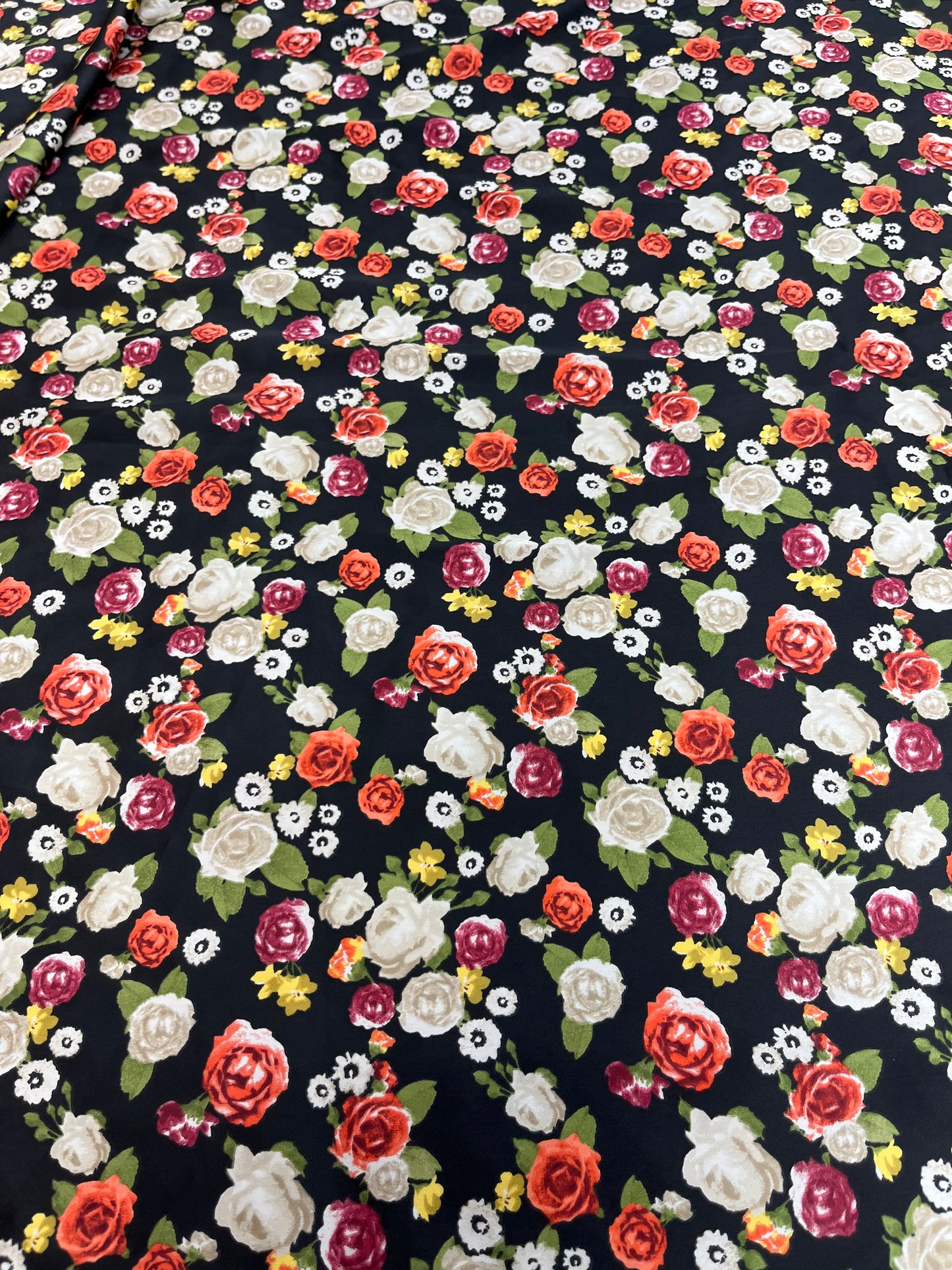 Wild Rag 45x45 black/white/red roses