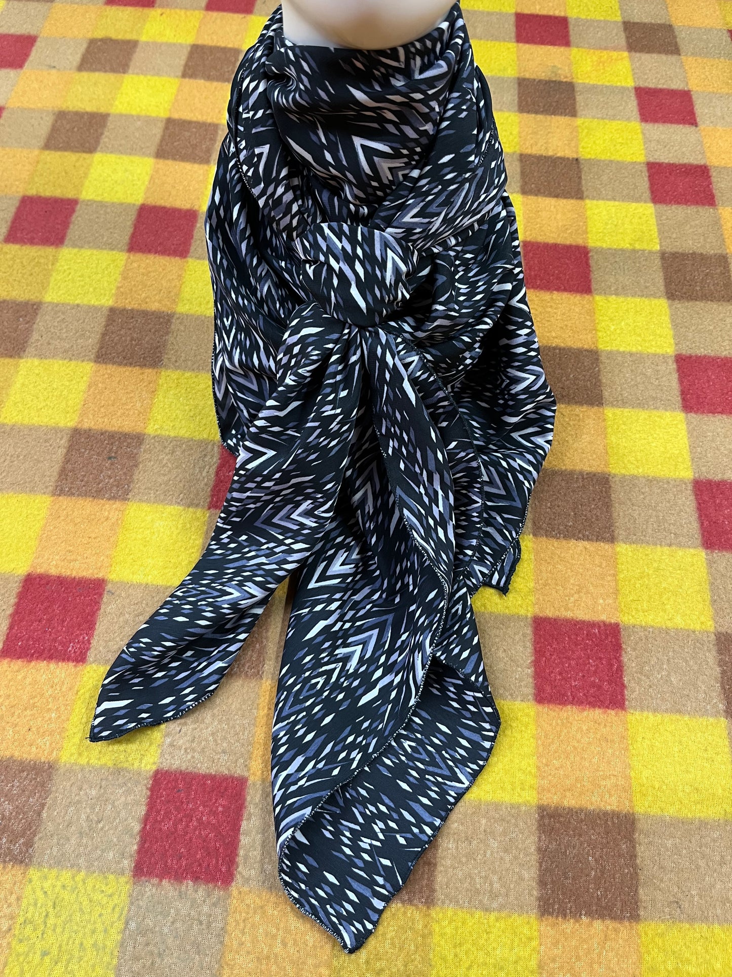 Wild Rag45x45 black/white V pattern