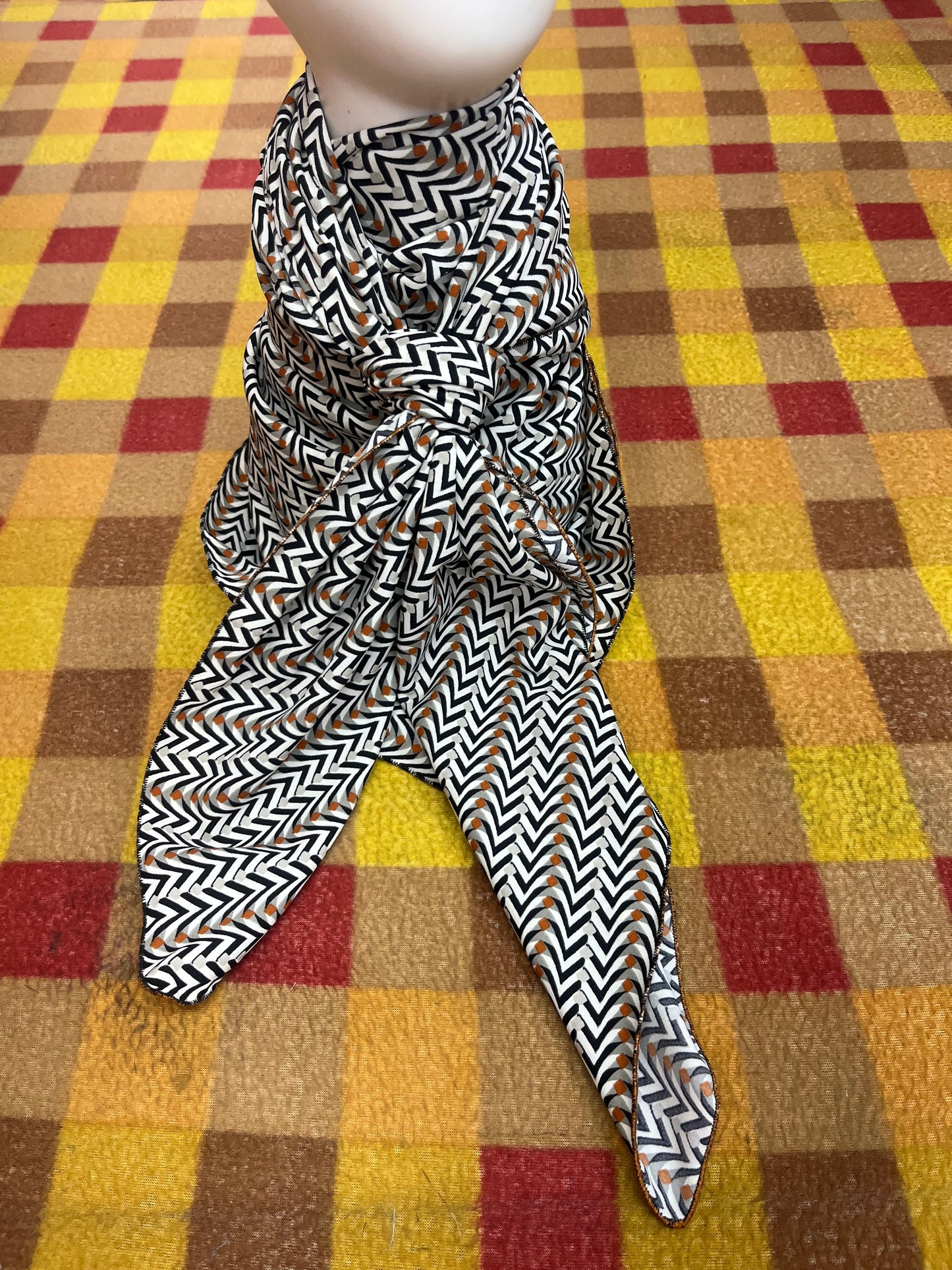 Wilde Rag 45x45 Black/white/gray/rust V pattern