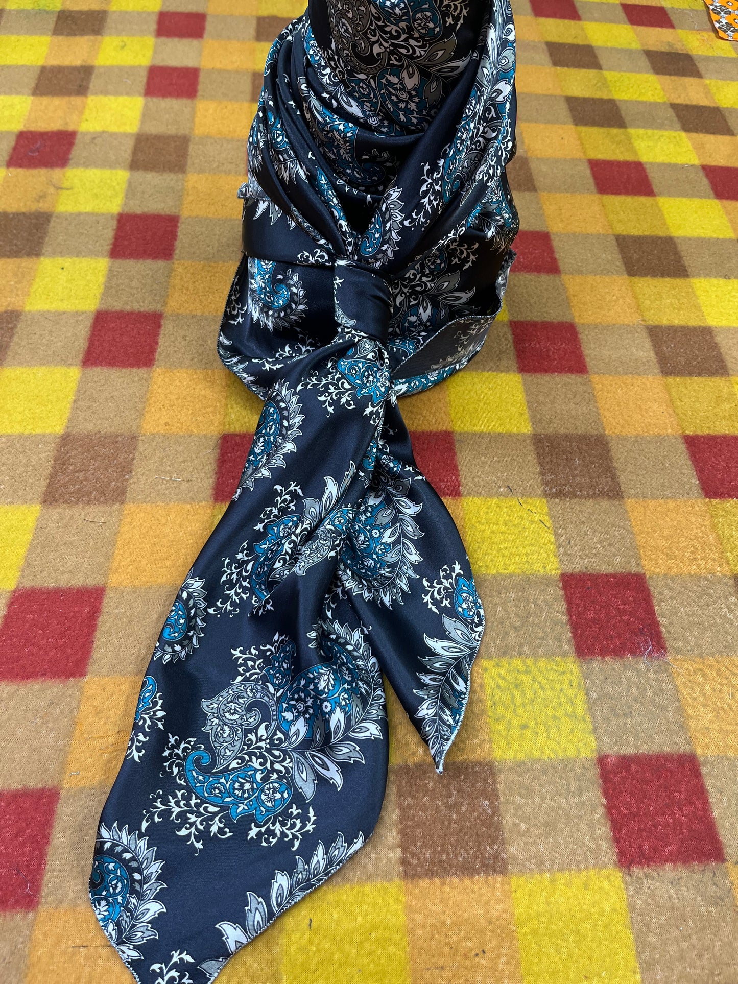 Wild rag 45x45 Black and teal paisley