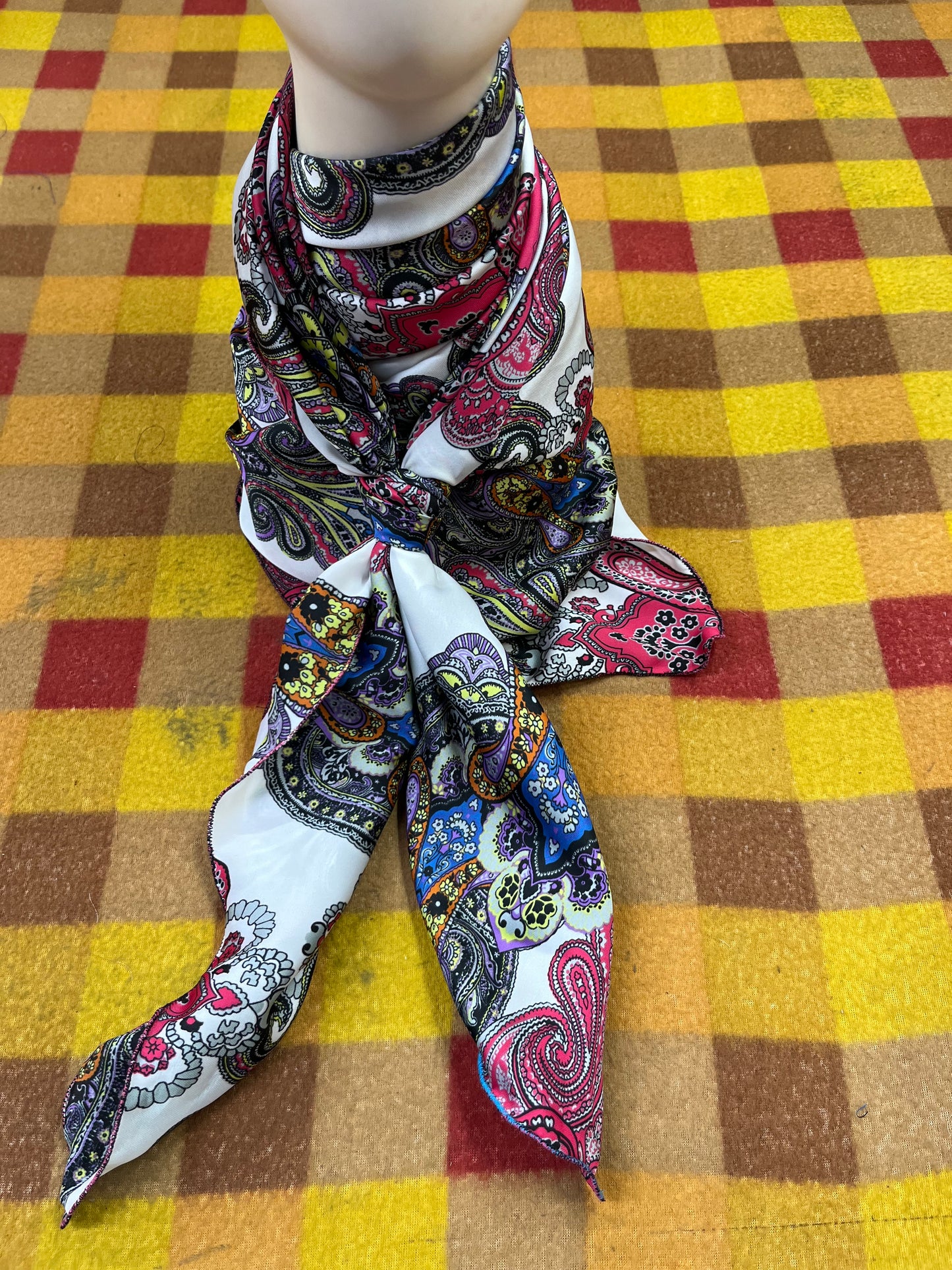 Wild Rag 45x45 white/ pink /blue Damascus/ paisley