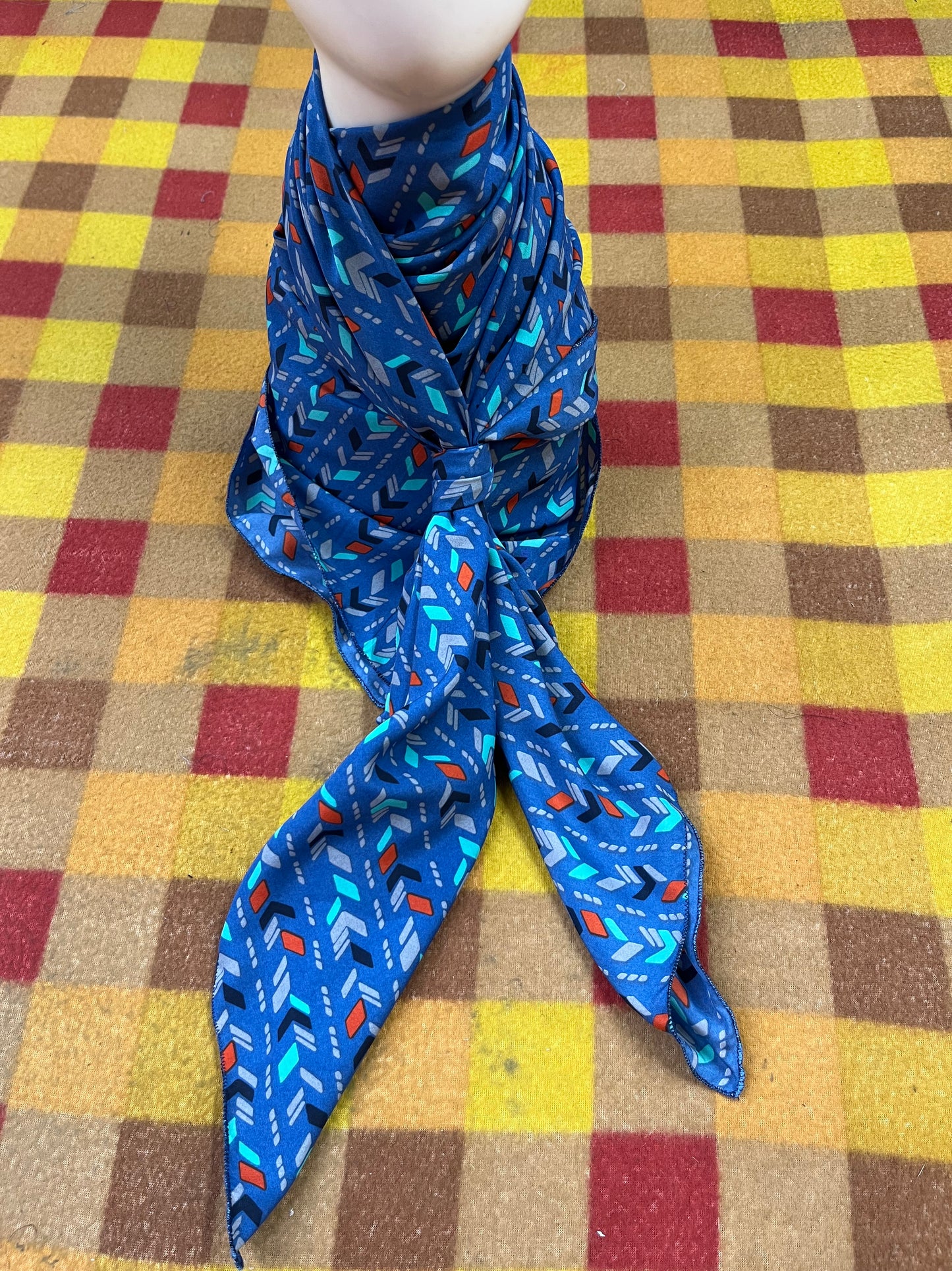 Wild Rag45x45 blue arrow pattern red/ turquoise