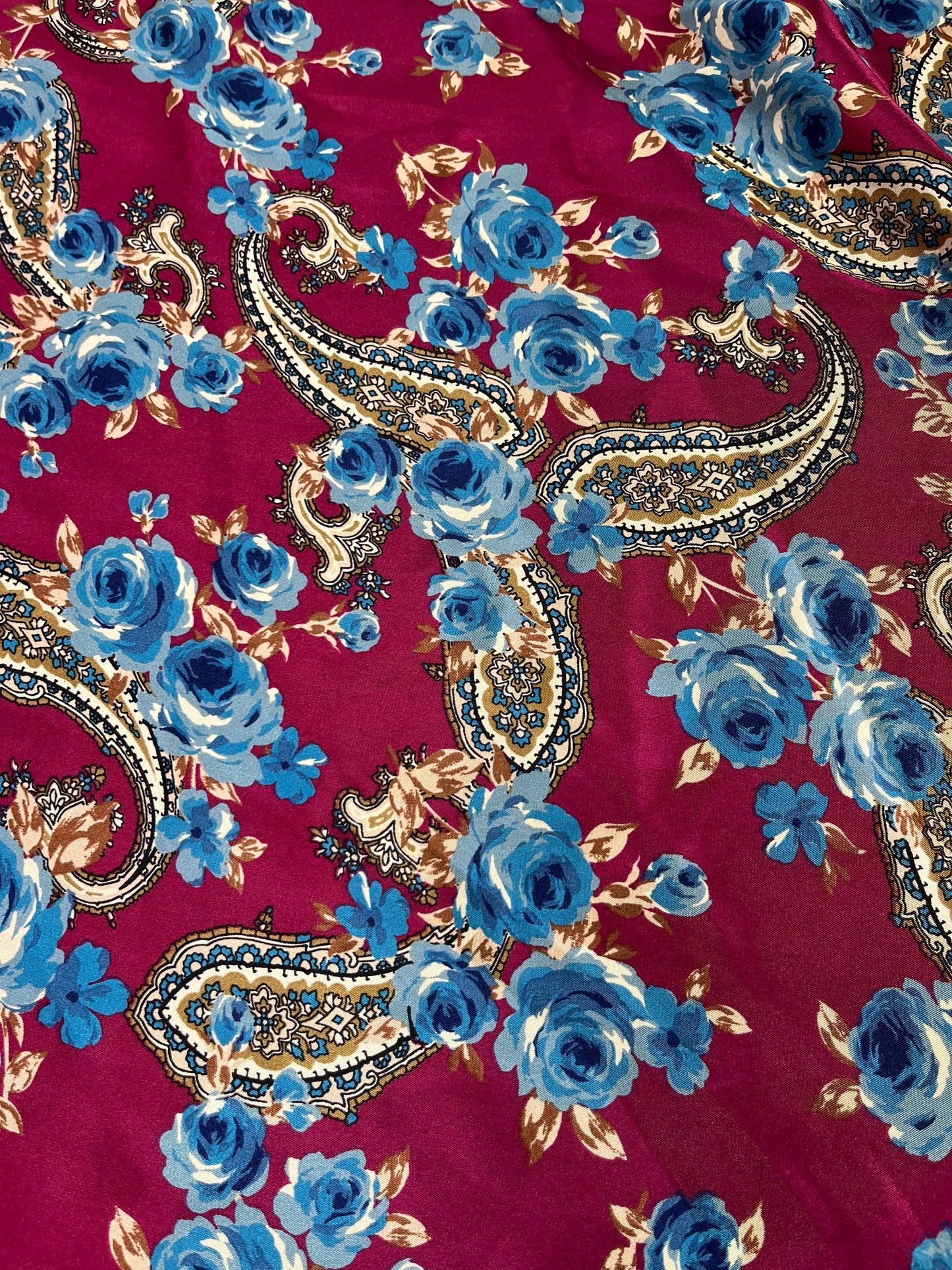 WildRag 45x45 burgundy paisley/blue roses