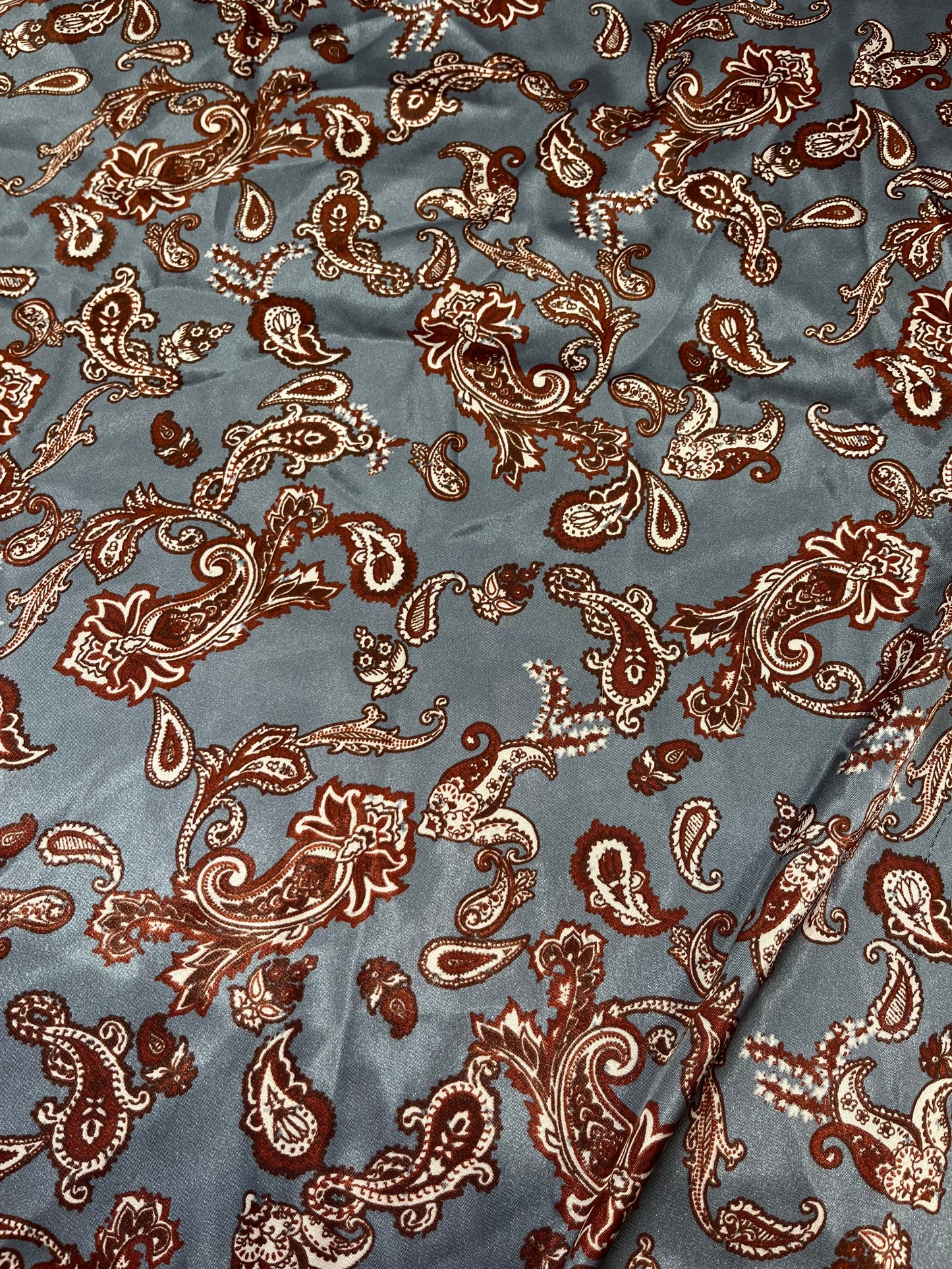Wild Rag 45x45 silver/rust paisley