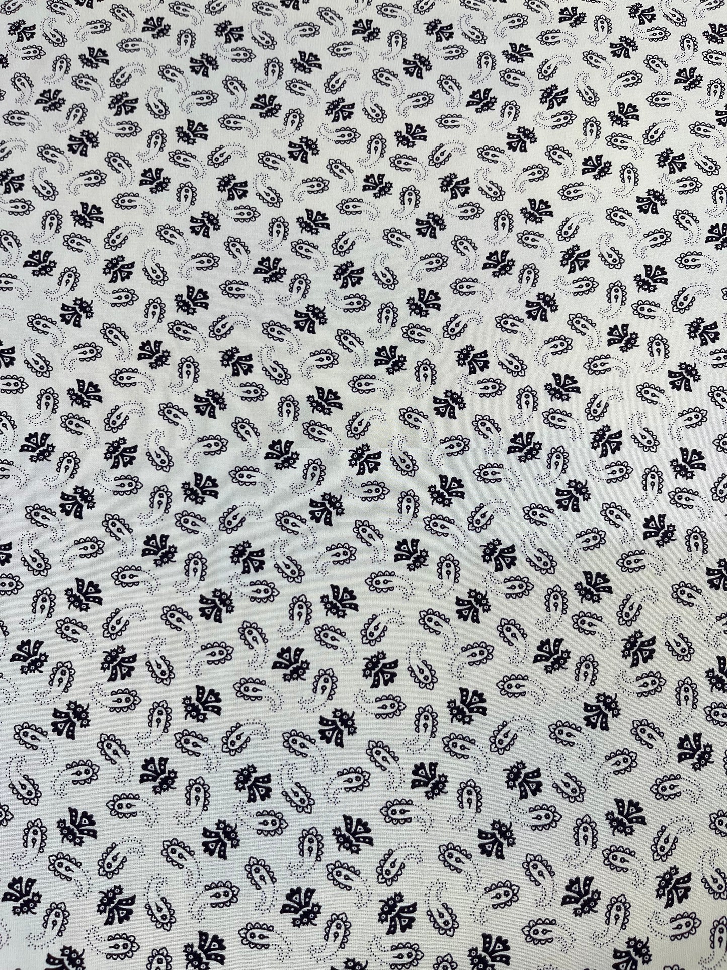 Wild Rag 45x45 white/chocolate tiny paisley
