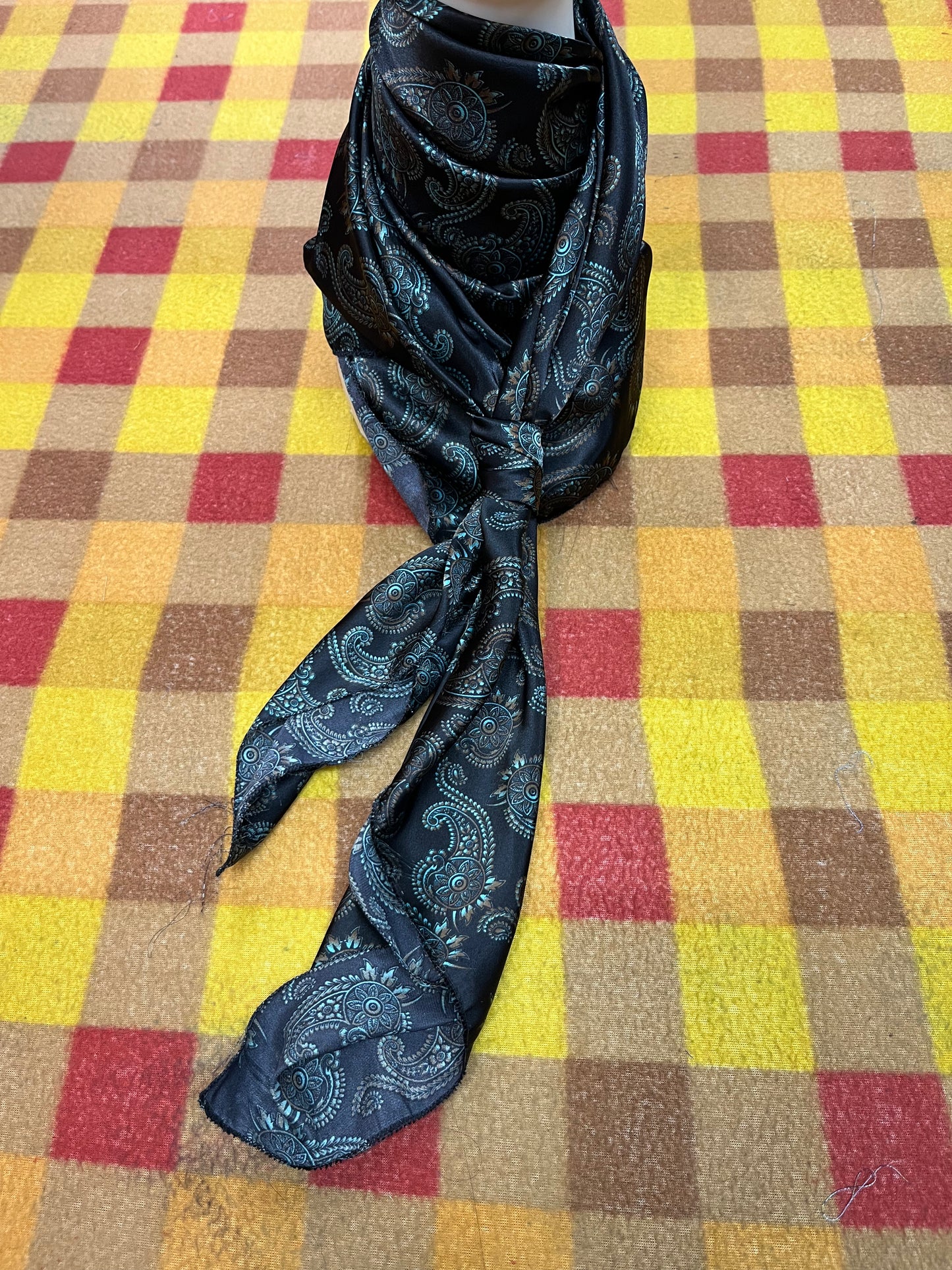 Wild Rag 45x45 black/blue/brown spur paisley
