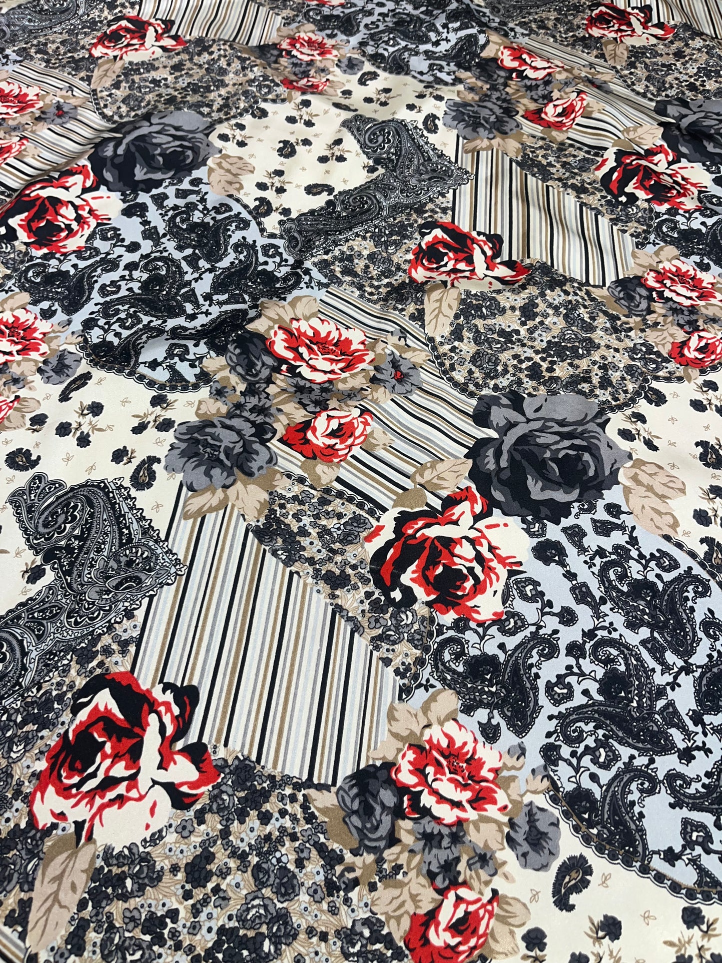 Wild Rag 45x45 cream/black/red patchwork rose paisley