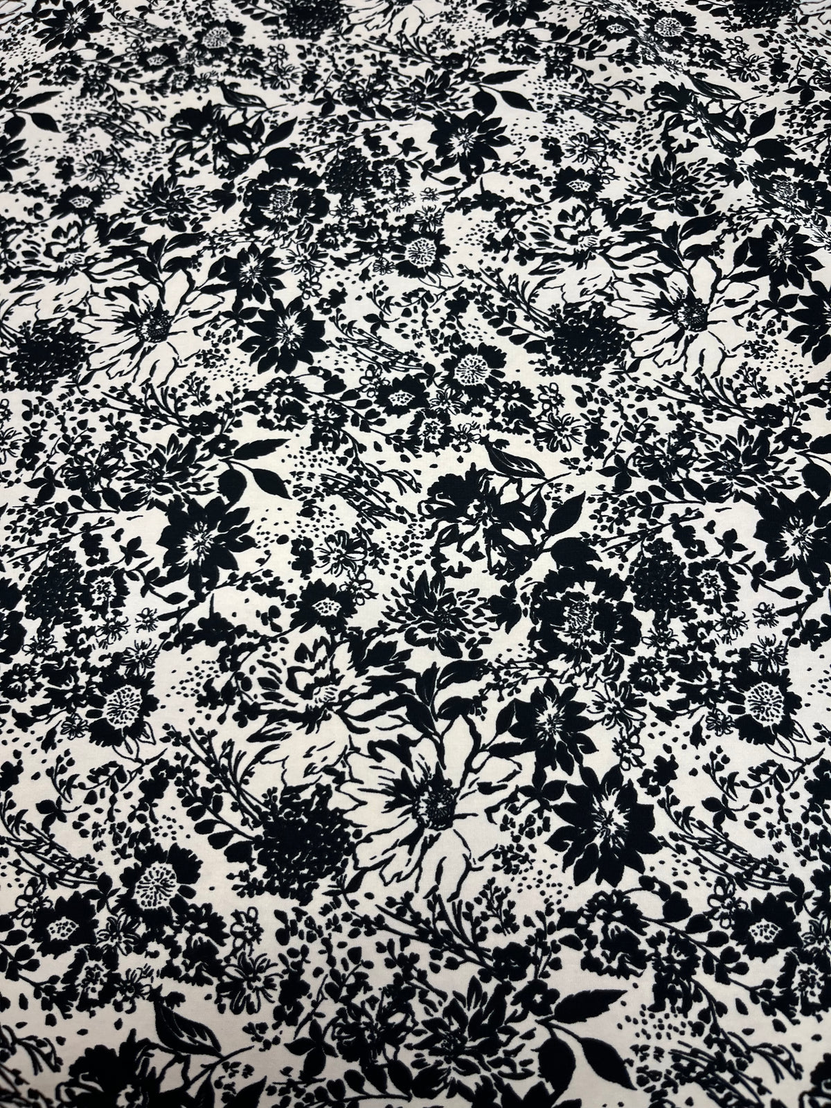 Wild Rag45x45 black/off white floral