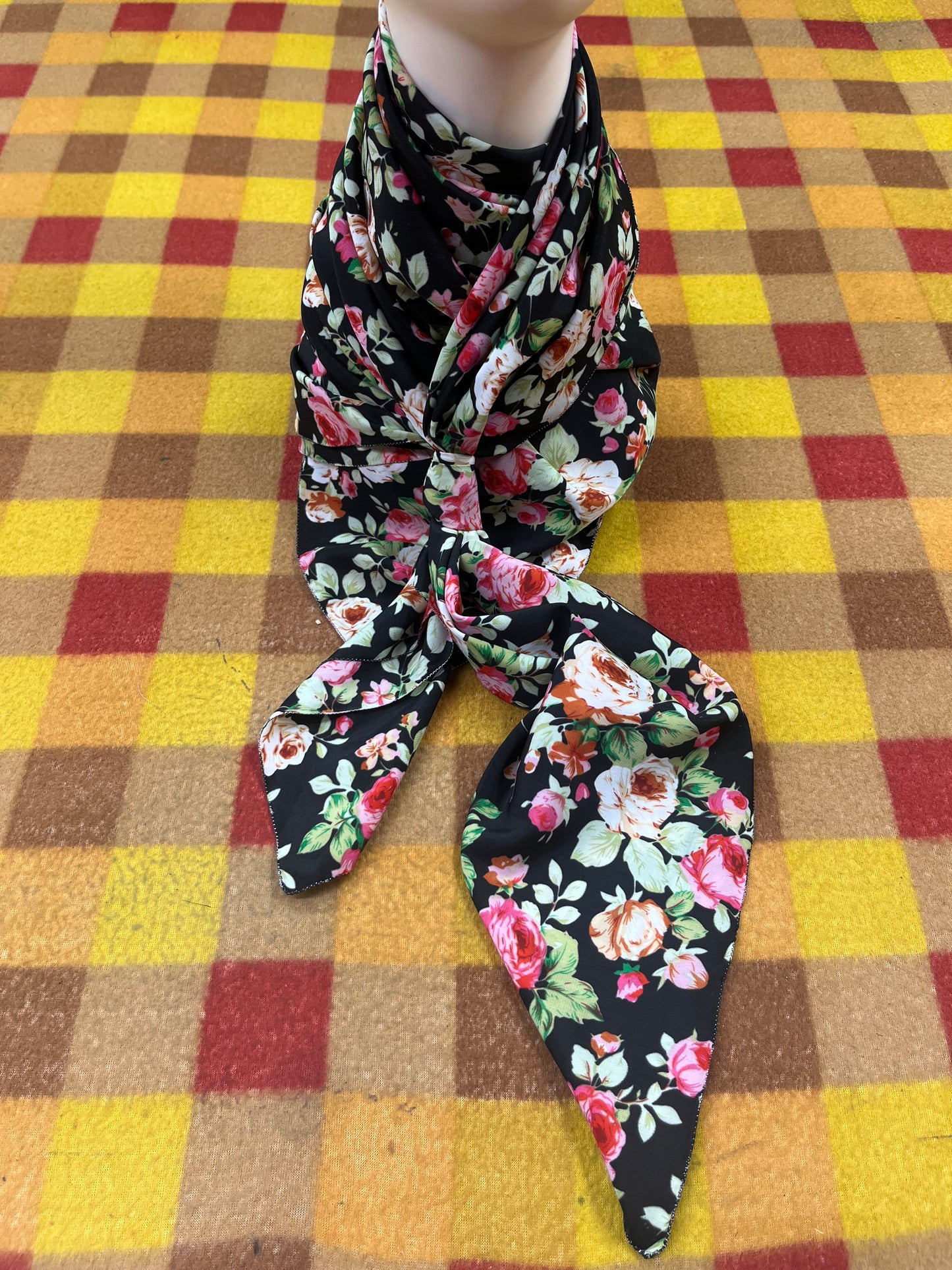 Wild Rag 45x45 black/ pink/ white roses