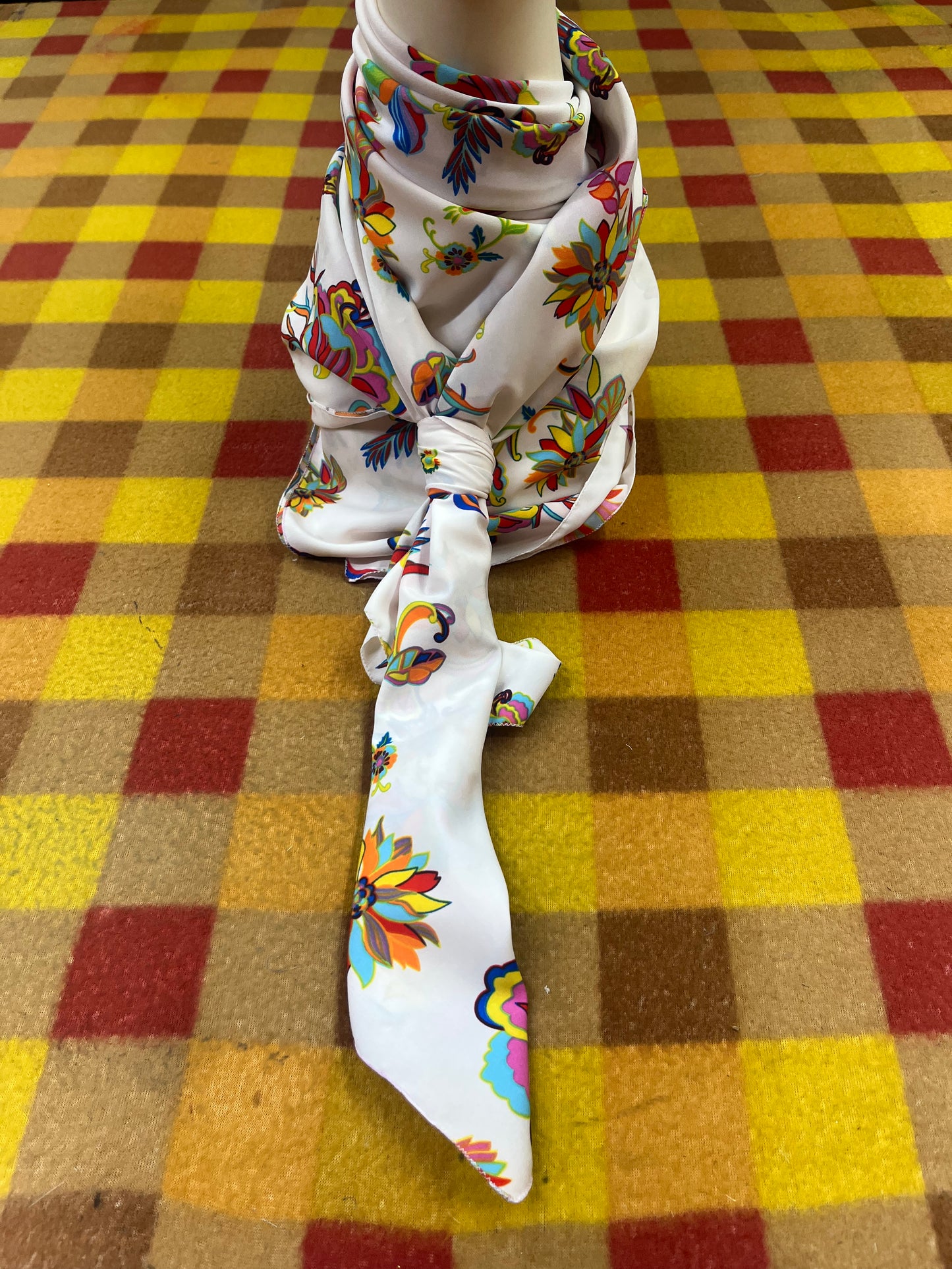 Wild Rag 45x45 white/multicolored flowers