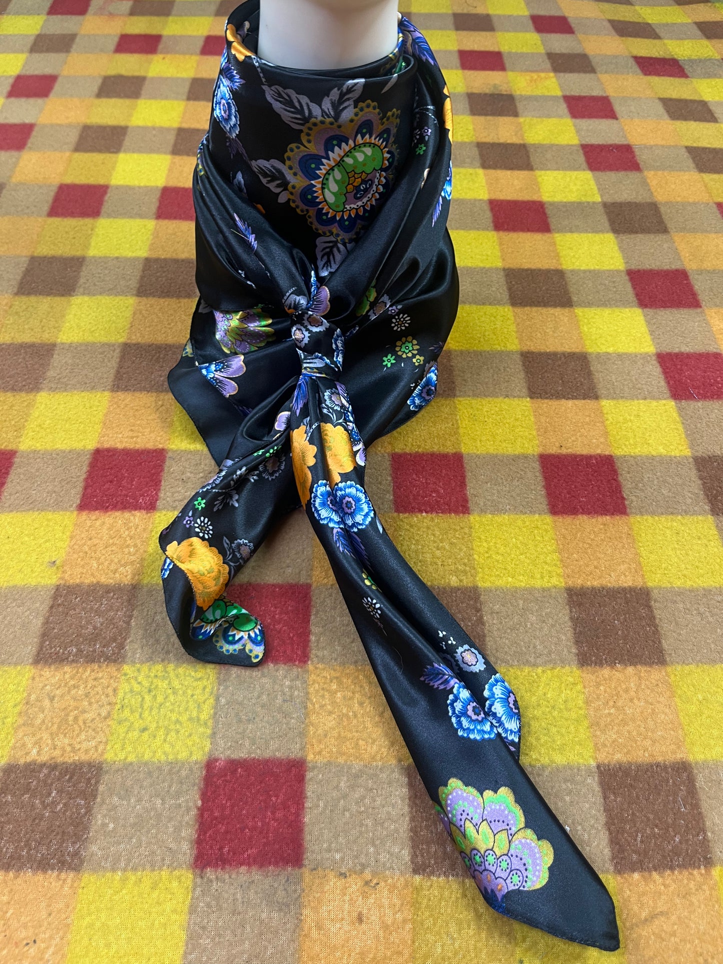 Wild Rag 45x45 black/ orange/ blue floral