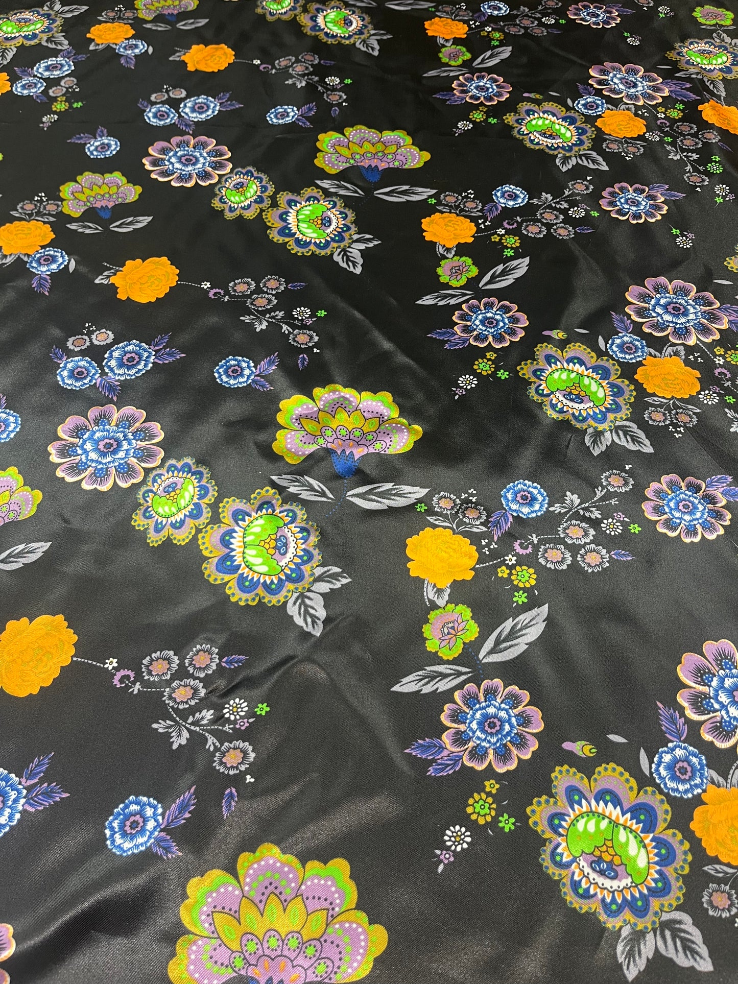 Wild Rag 45x45 black/ orange/ blue floral