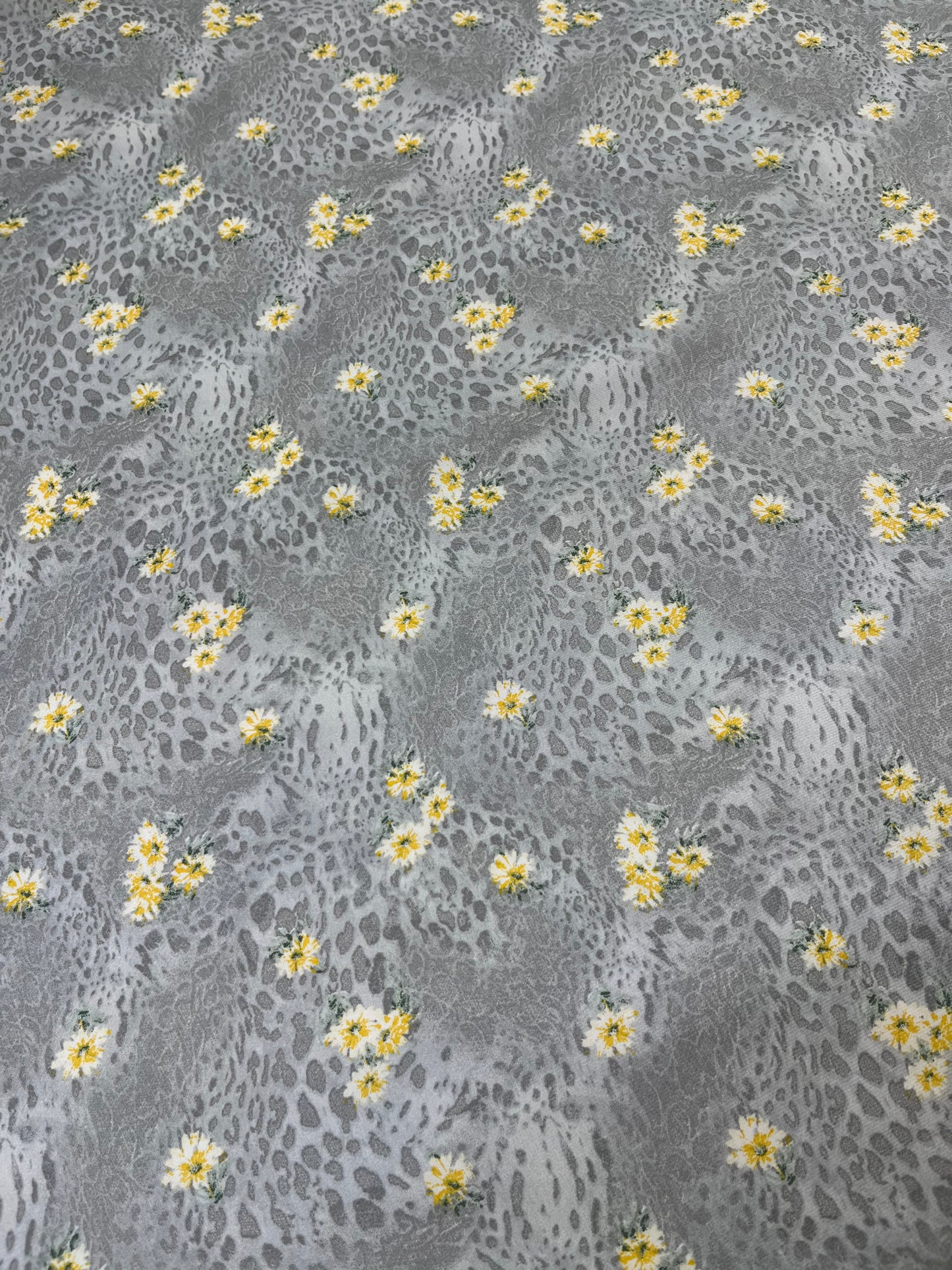 WildRag 45x45 silver animal print/ yellow flowers