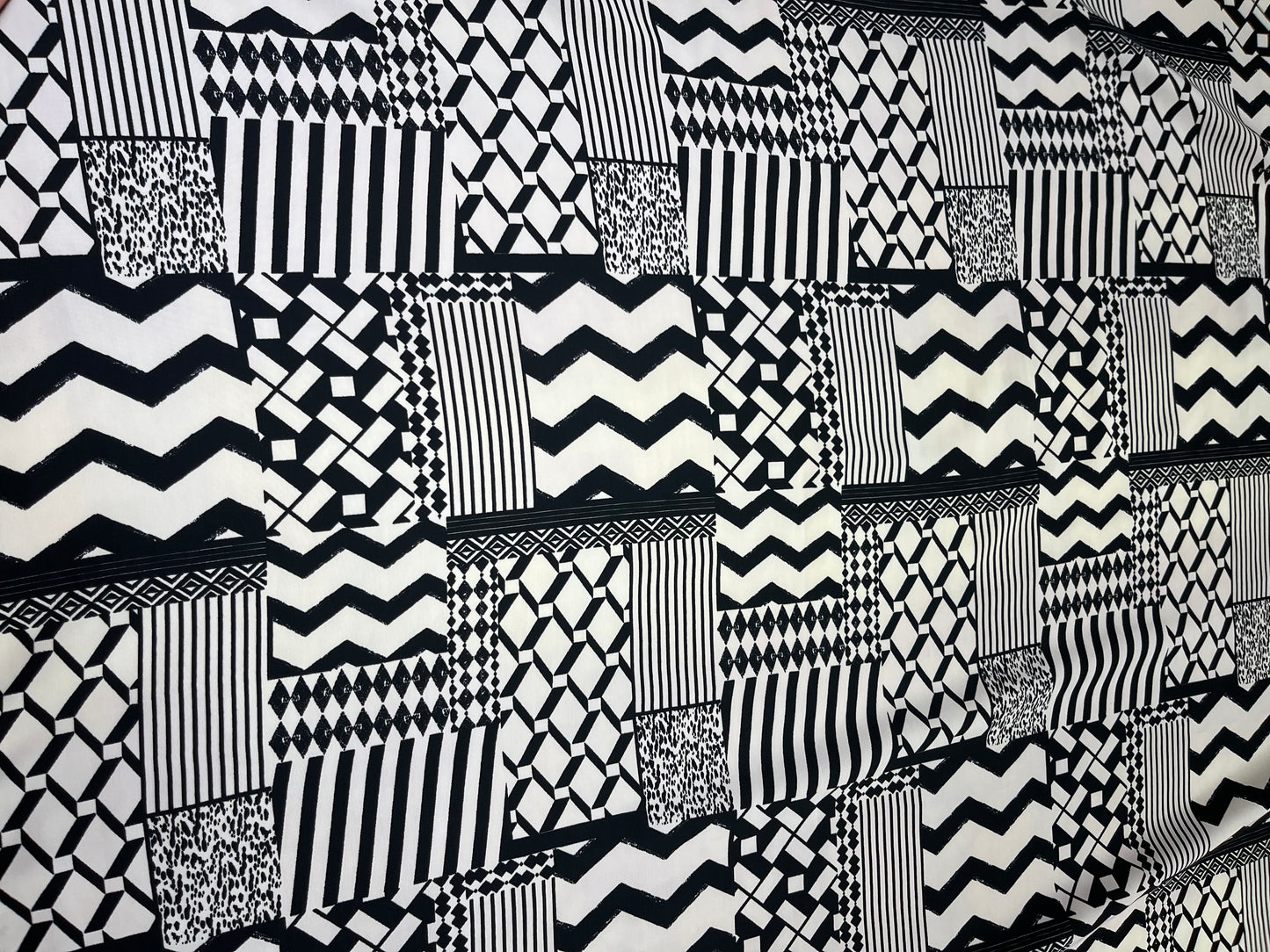 WildRag 45x45 black/white zigzag tile
