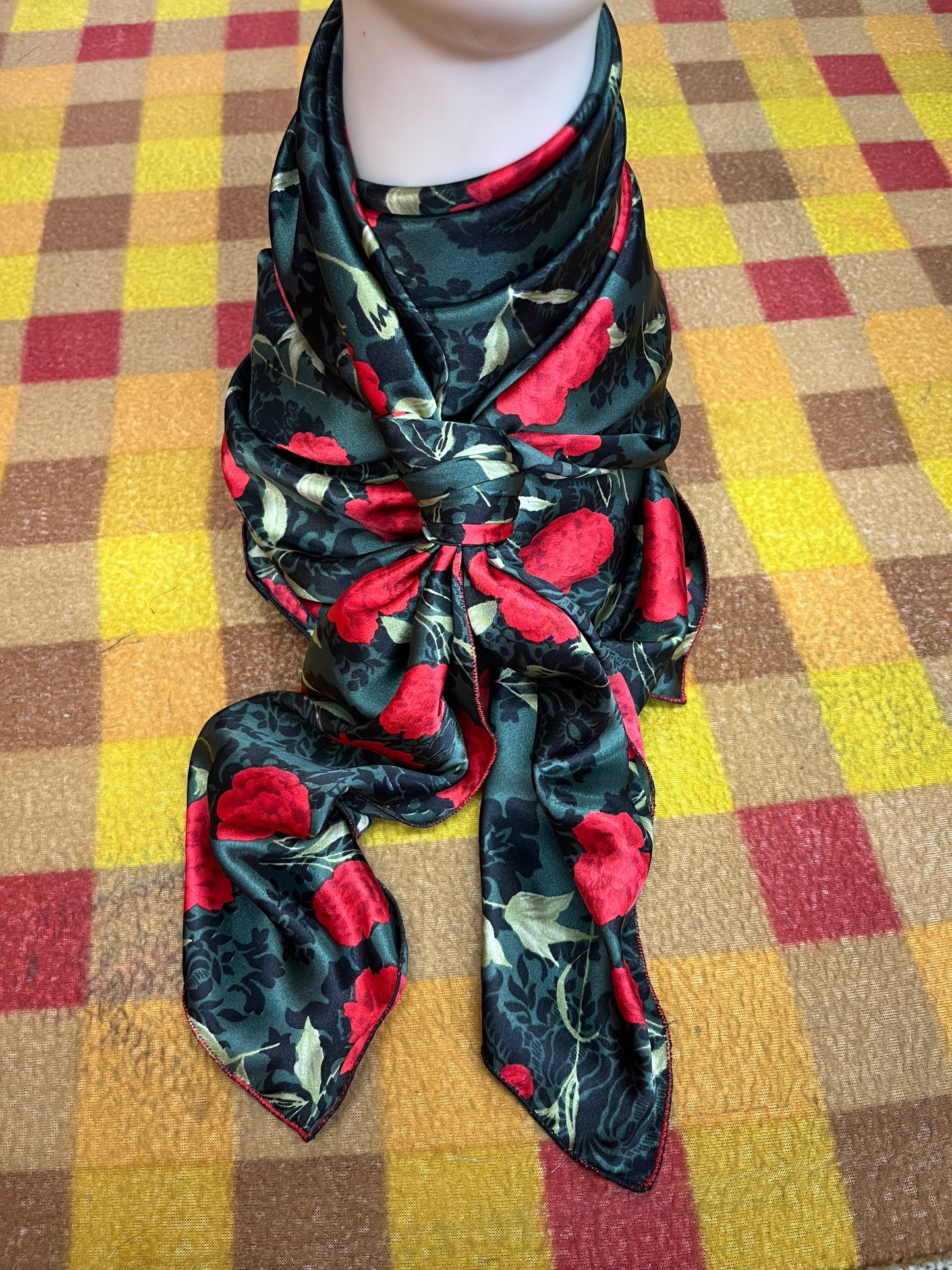Wild Rags 45x45 green/black/ red roses