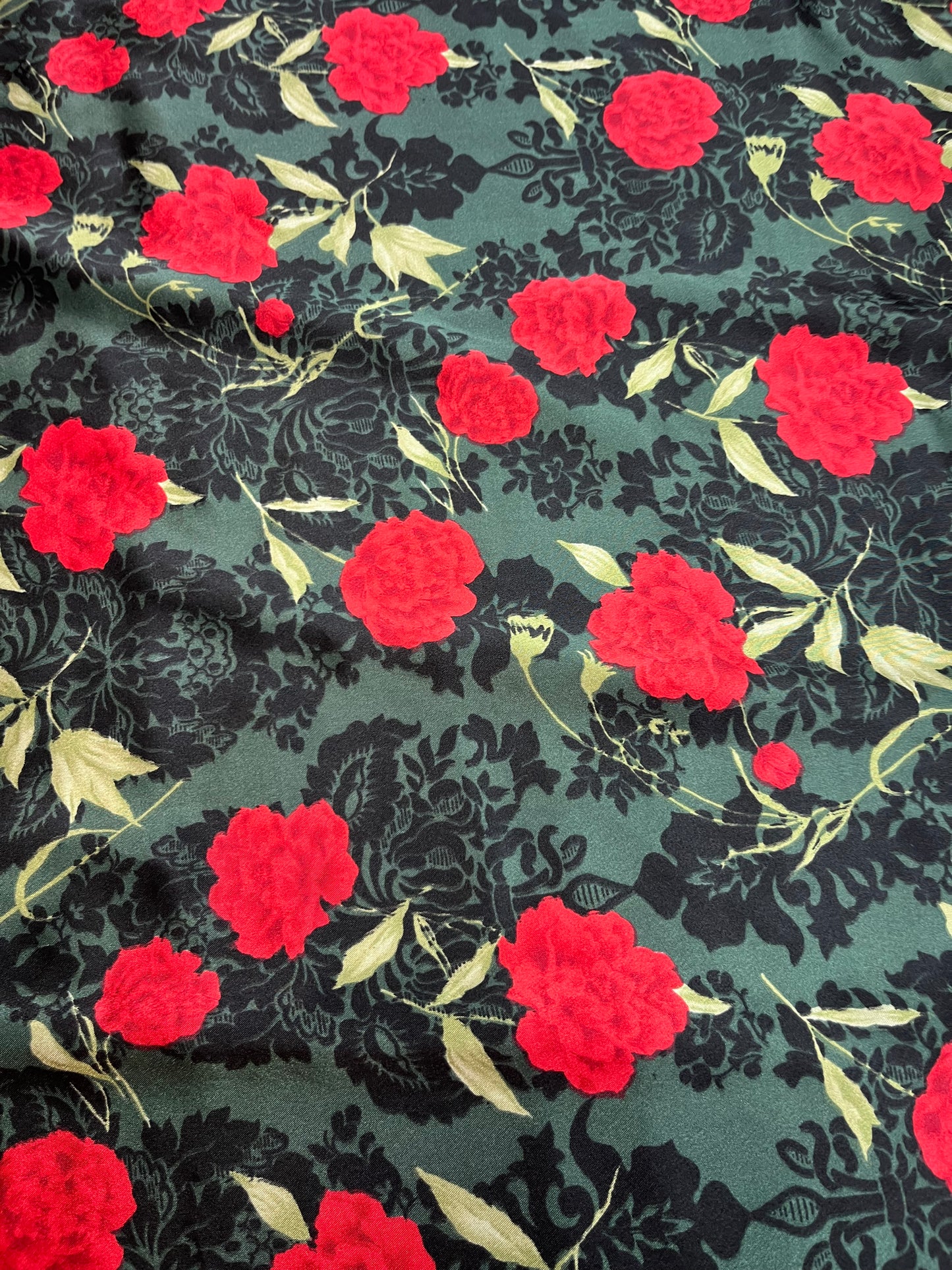 Wild Rags 45x45 green/black/ red roses