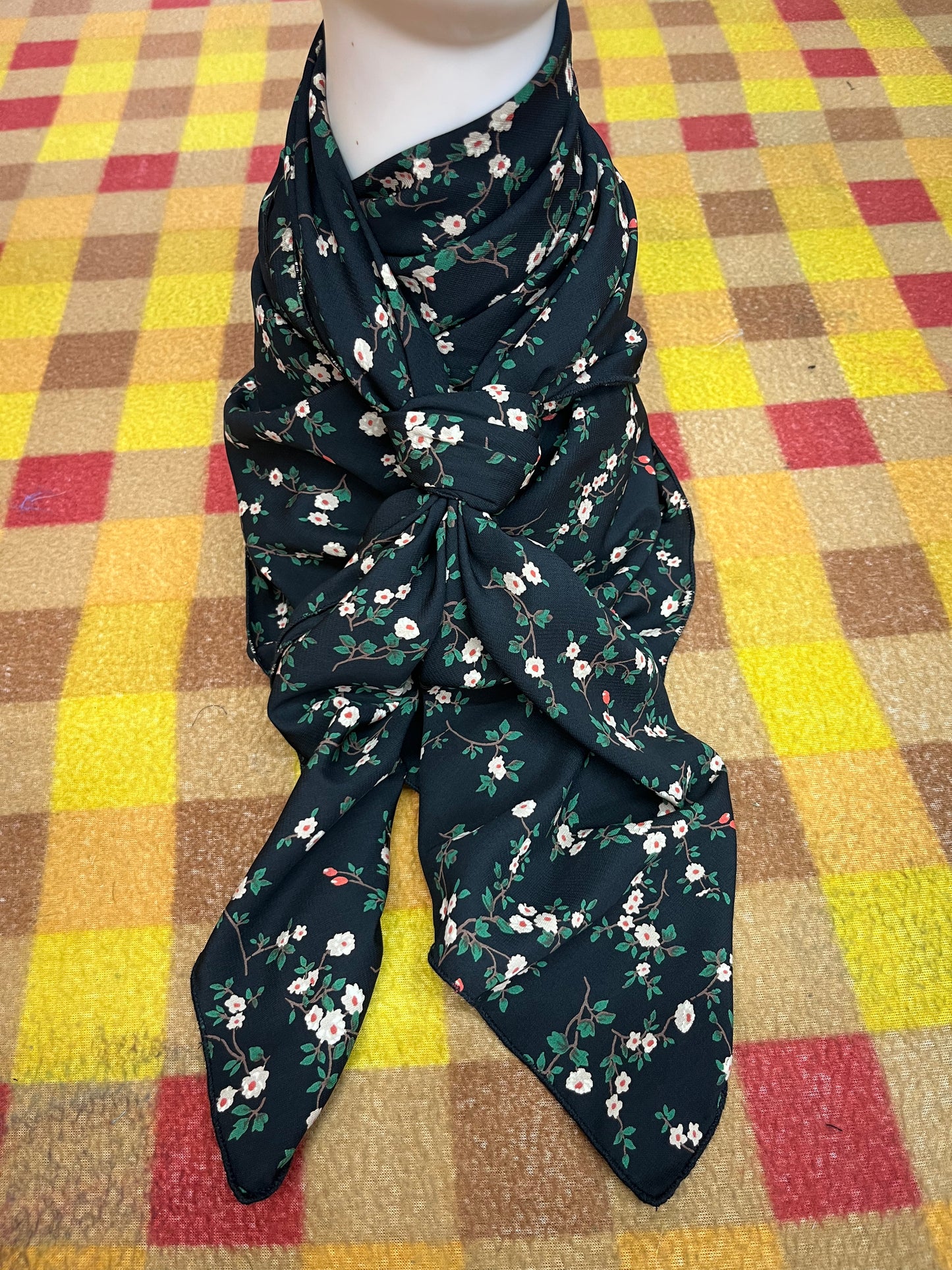 Wild Rag 45x45 black/green/yellow flowers