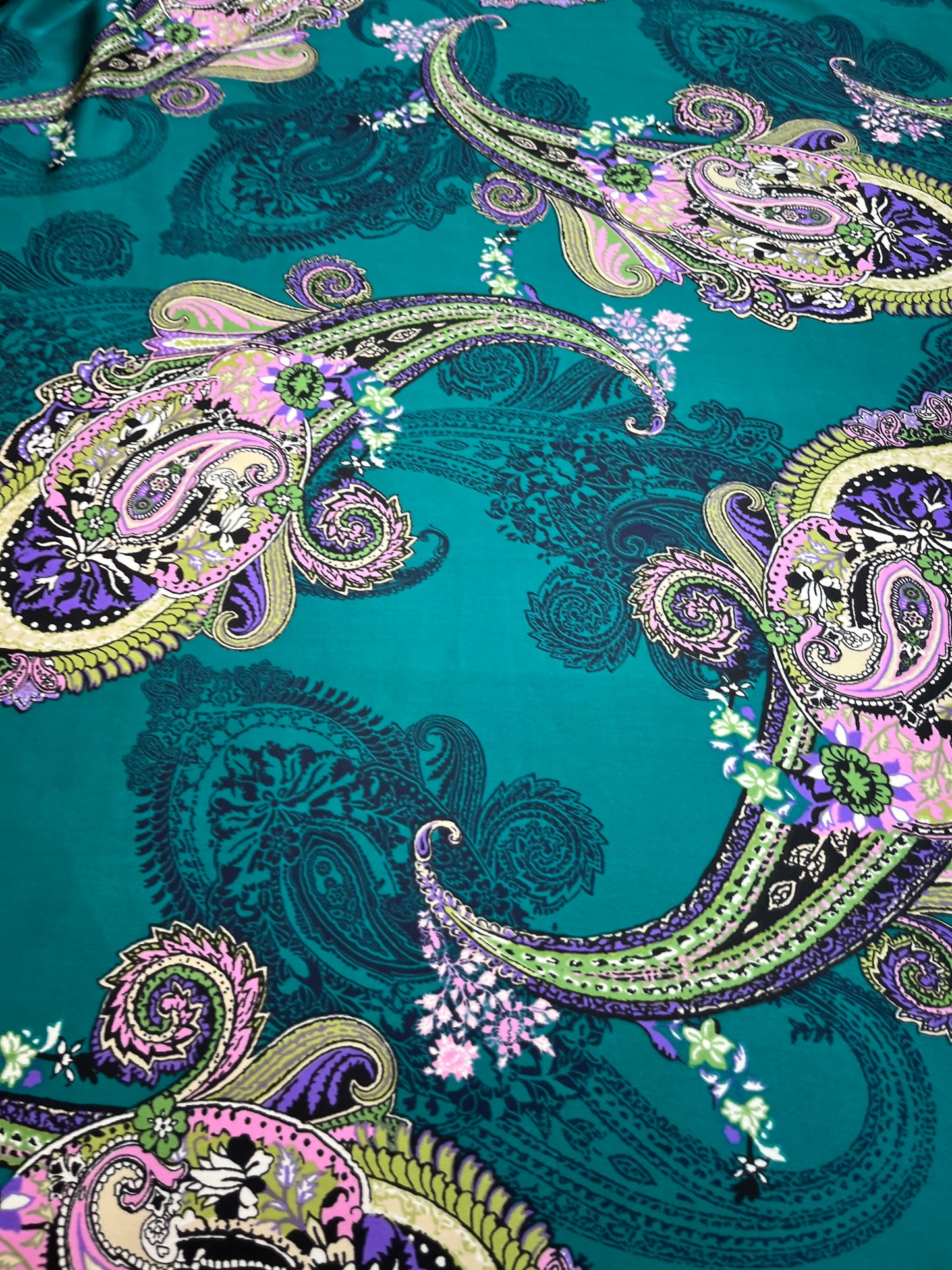 Wild Rag 45x45 Green/pink paisley