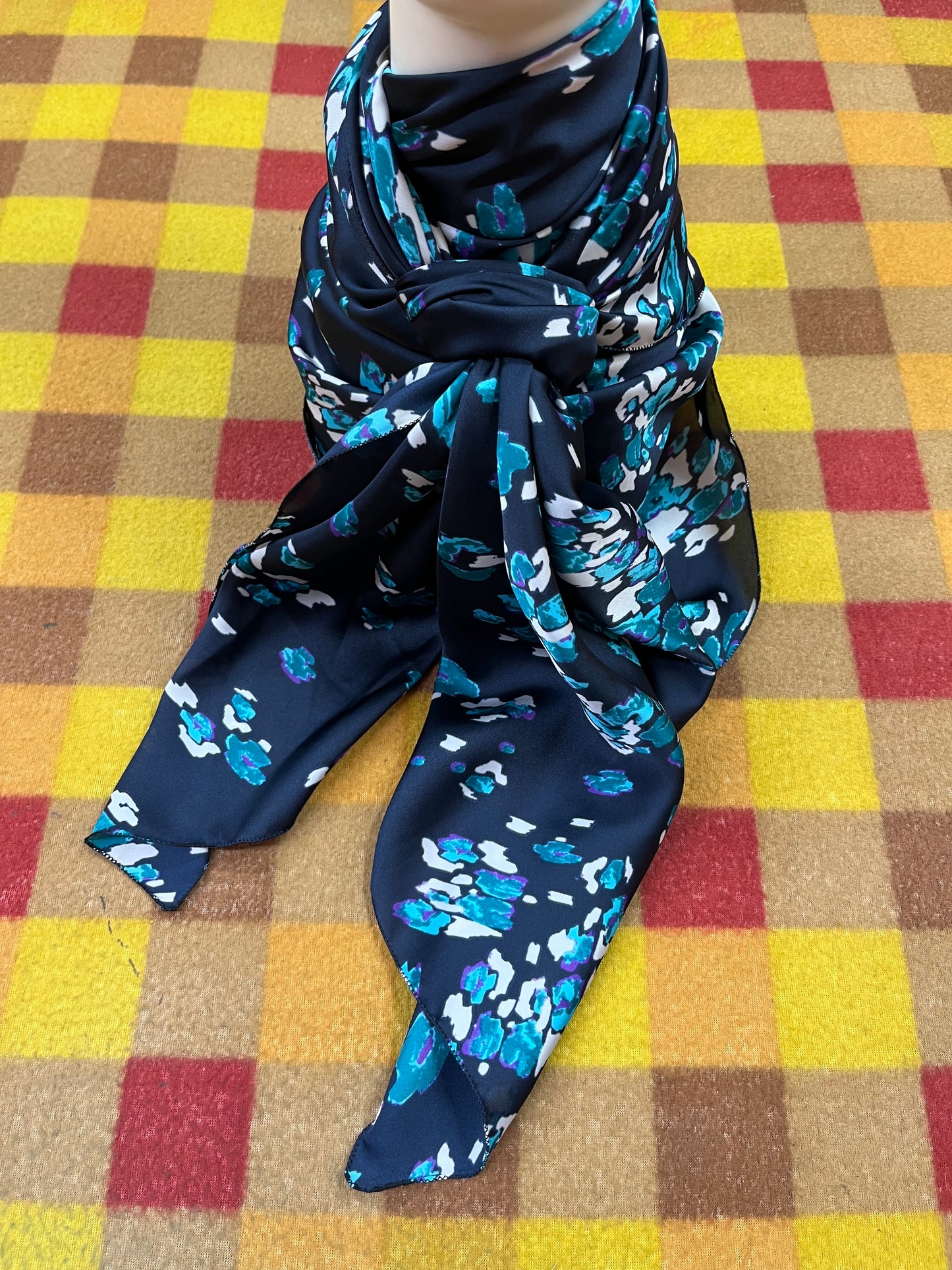 WildRag 45x45 navy/teal spots