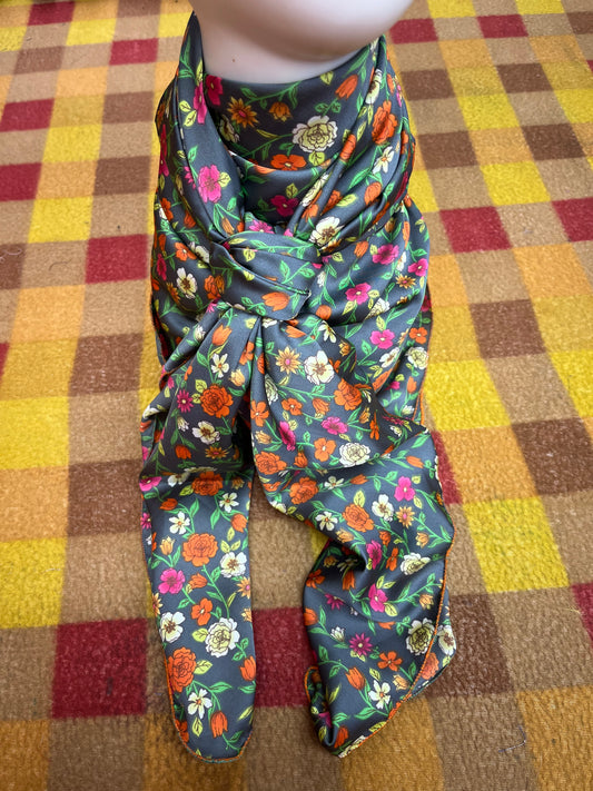 Wild Rag45x45 grey/ orange/pink flowers