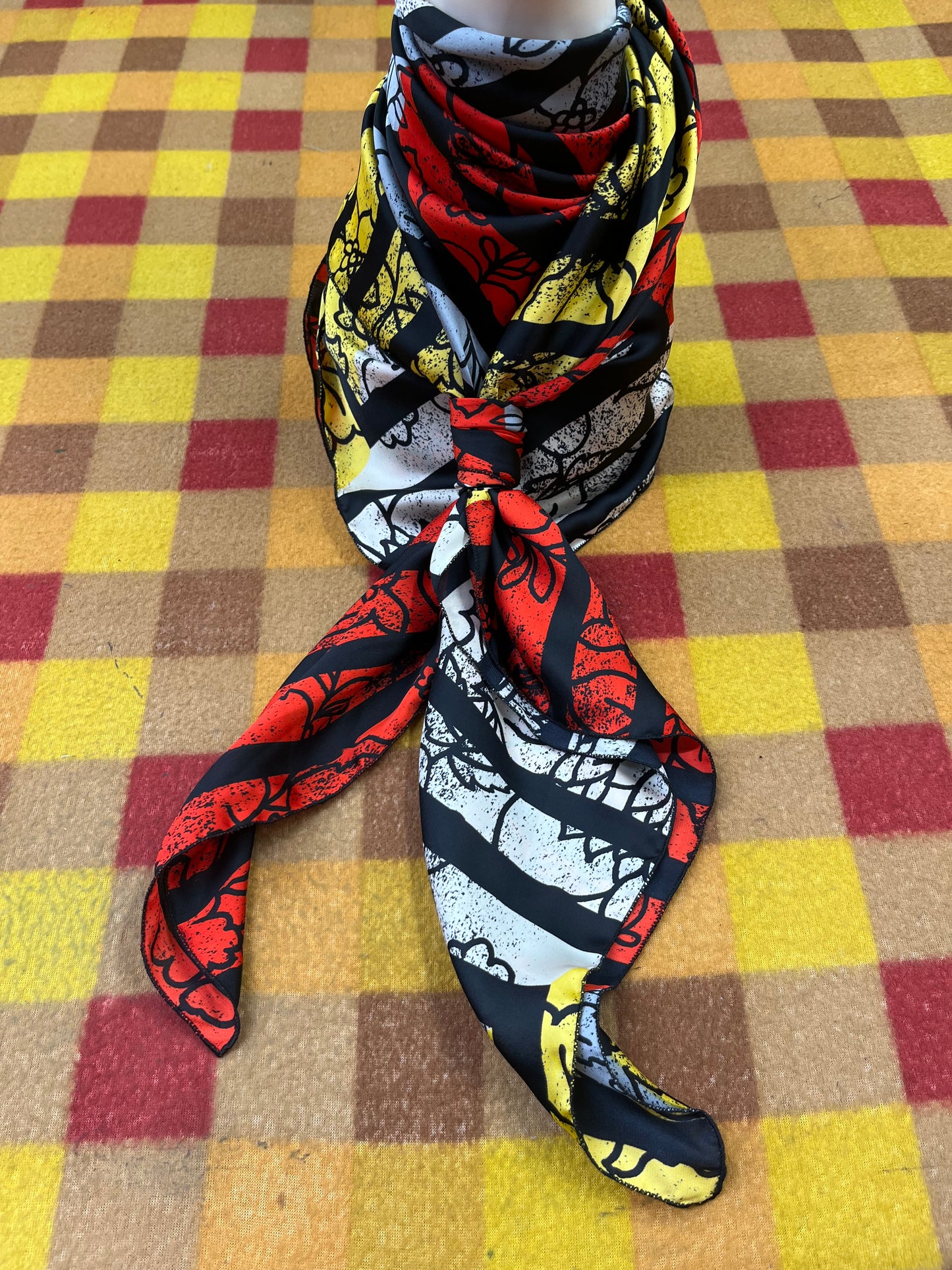 Wild Rag 45x45 sliver/yellow/red Square