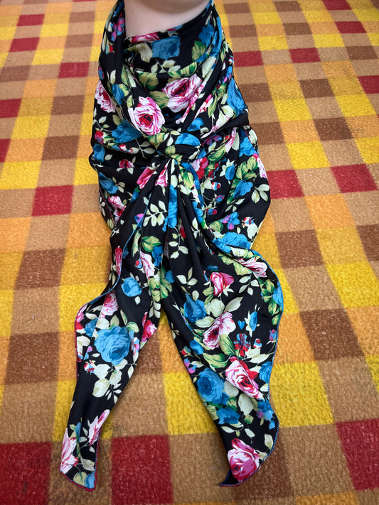 Wild Rag 45x45 black/blue/pink roses