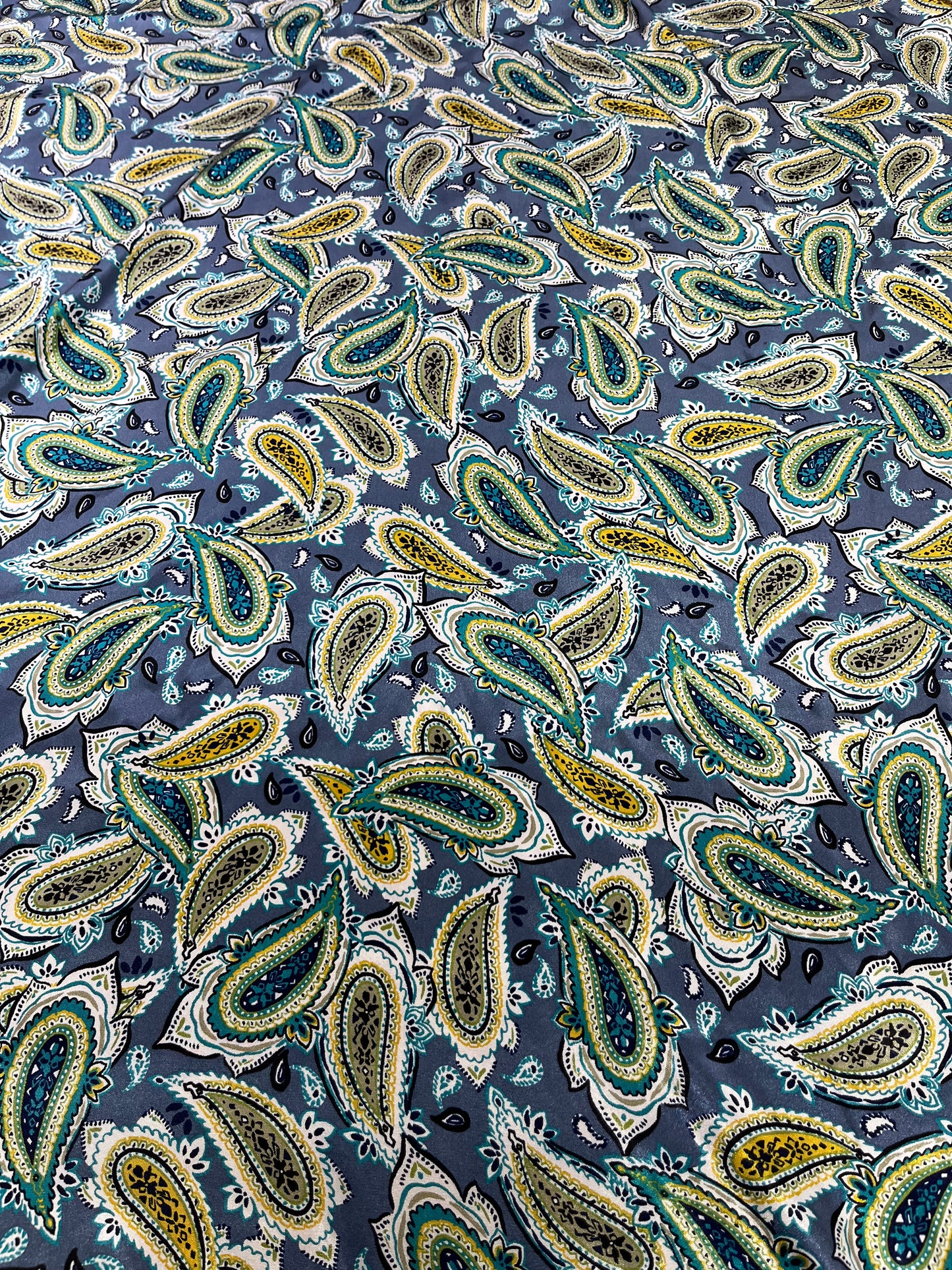 Wild Rag 45x45 grey/green/gold paisley