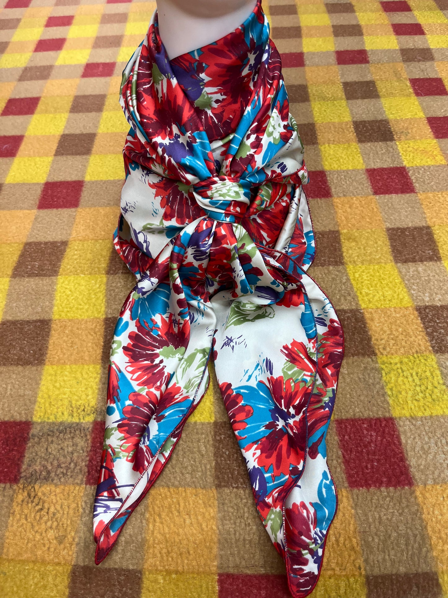 Wild Rag 45x45 white/red/teal floral