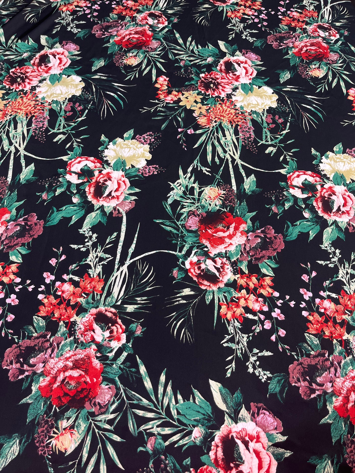 Wild Rag 45x45 black/green floral/red/white roses