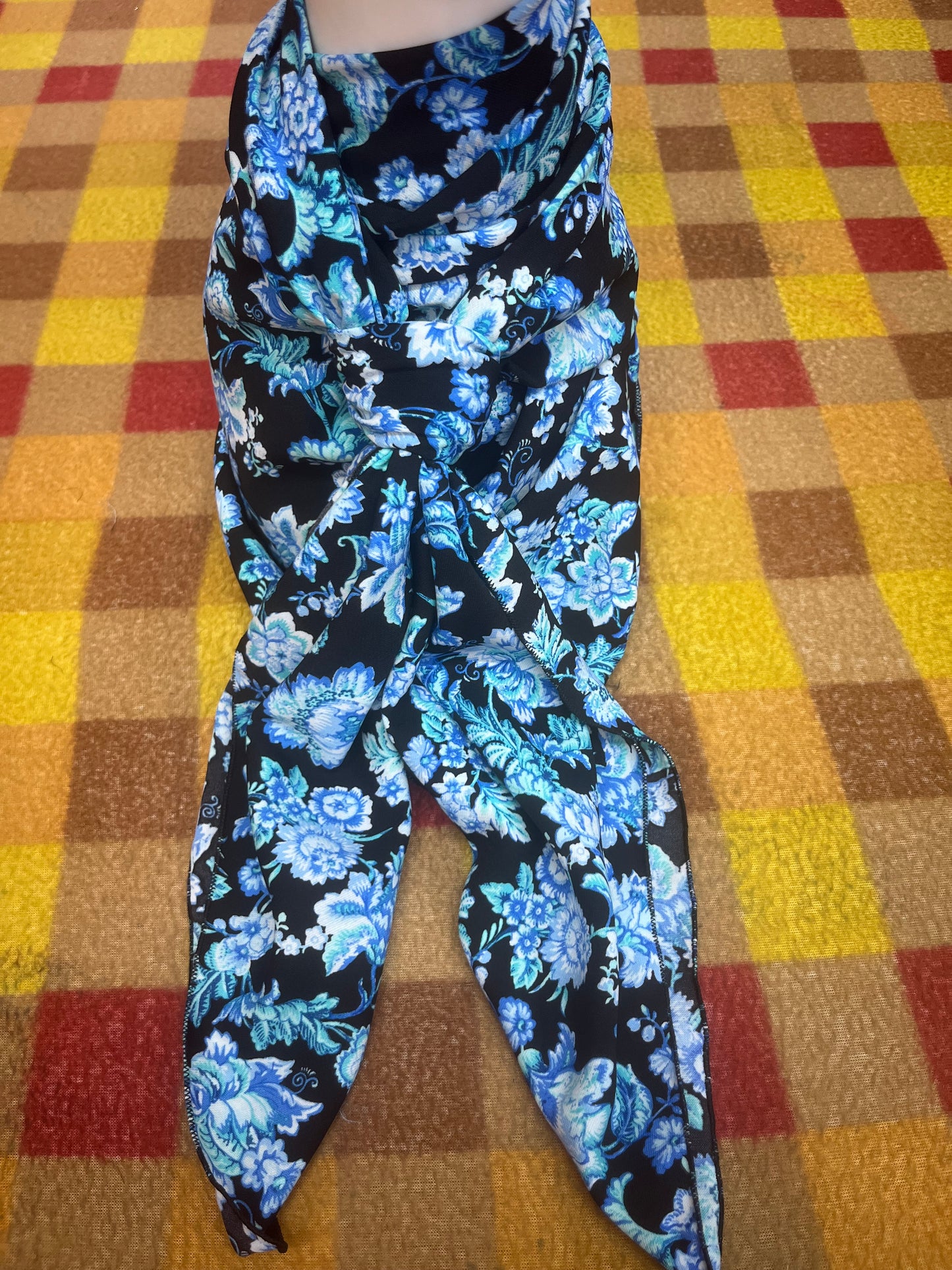 Wild Rag 45x45 black/blue/green floral