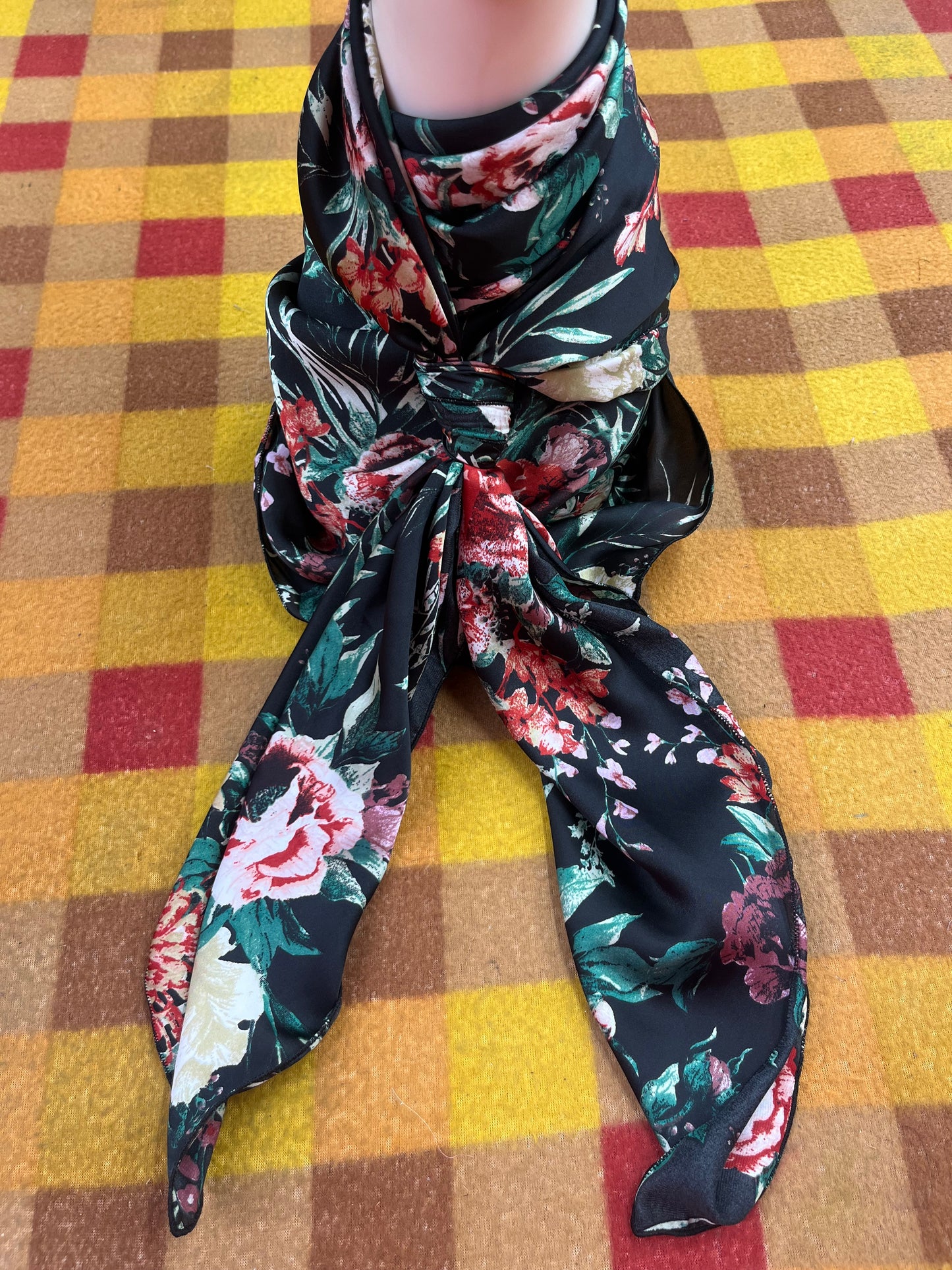 Wild Rag 45x45 black/green floral/red/white roses