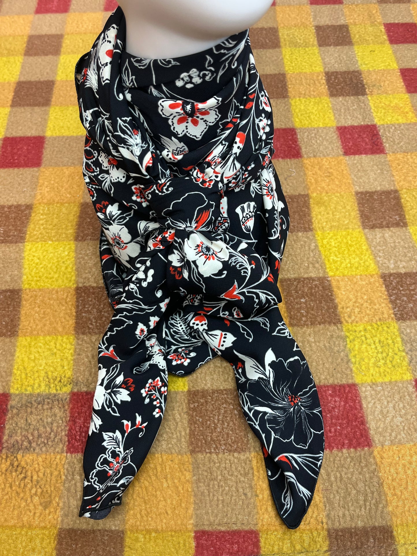 Wild Rag 45x45 black/white/red floral