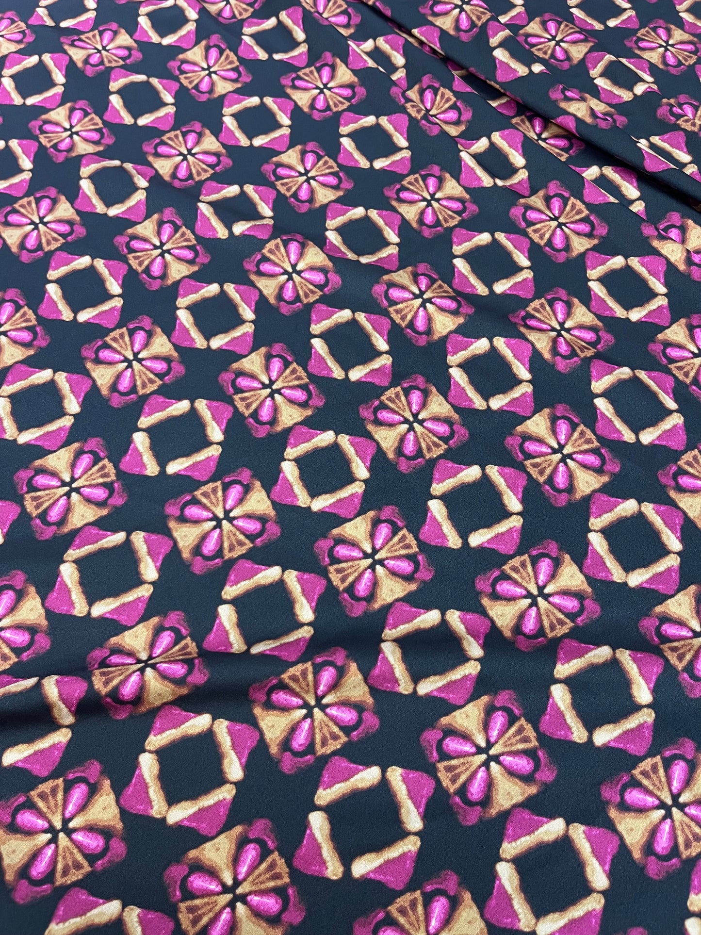 Wild Rag 45x45 black/pink/gold diamond/ medallion