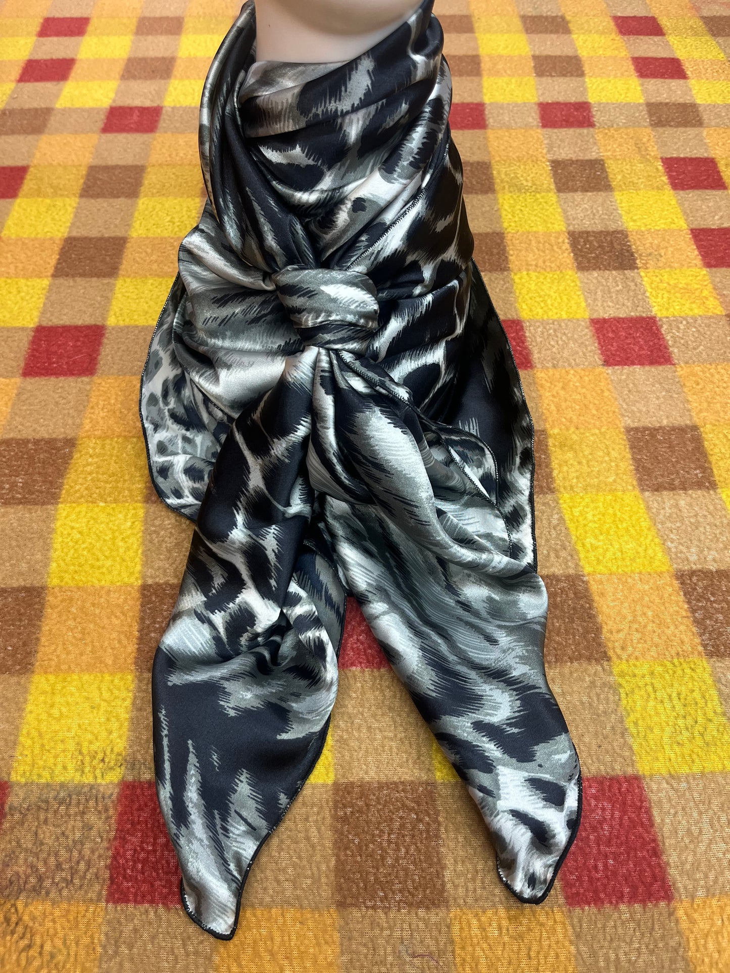 Wild Rag 45x45 silver/black animal print