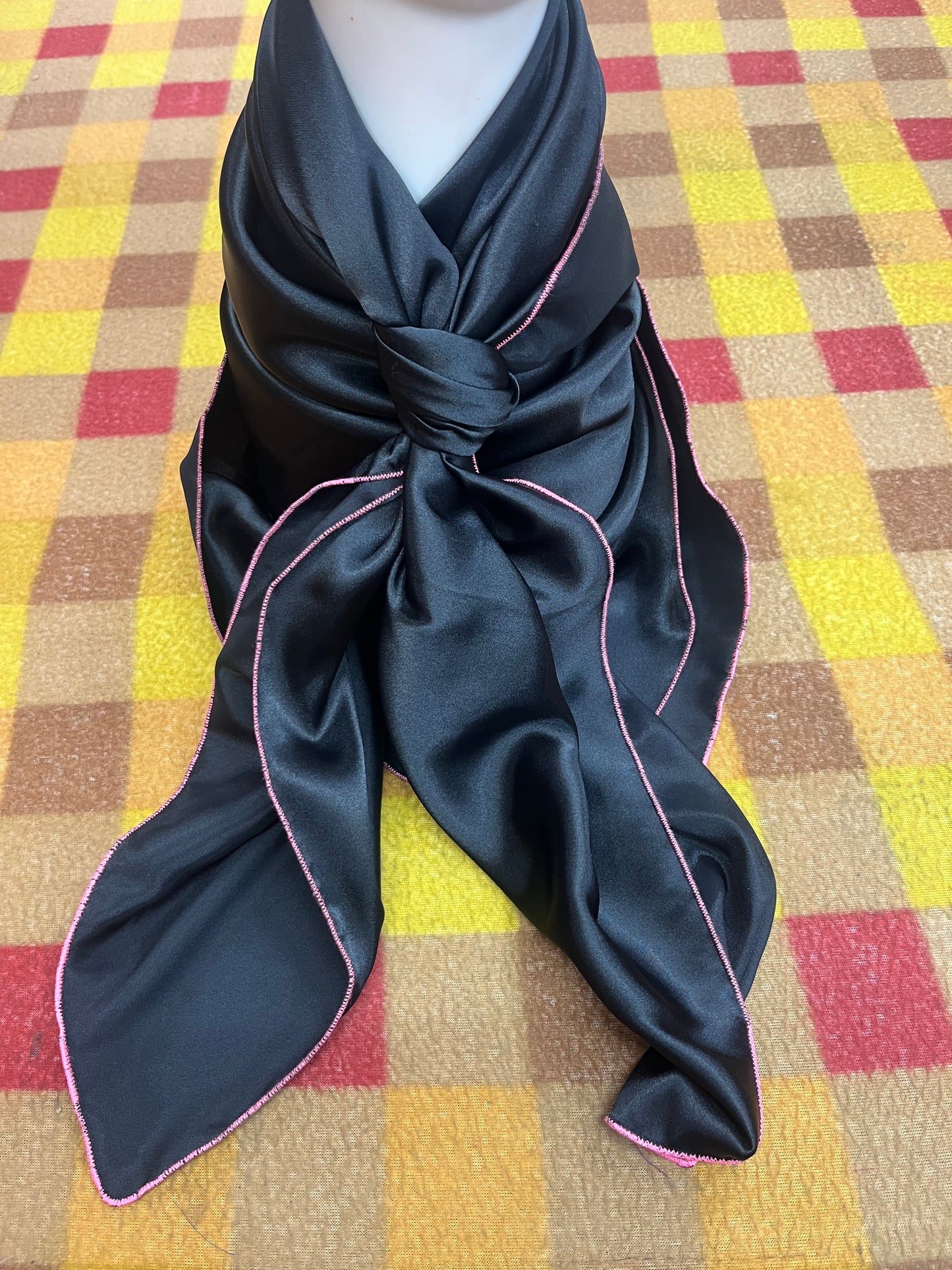 Wild Rag 45x45 black solid /pink stitching