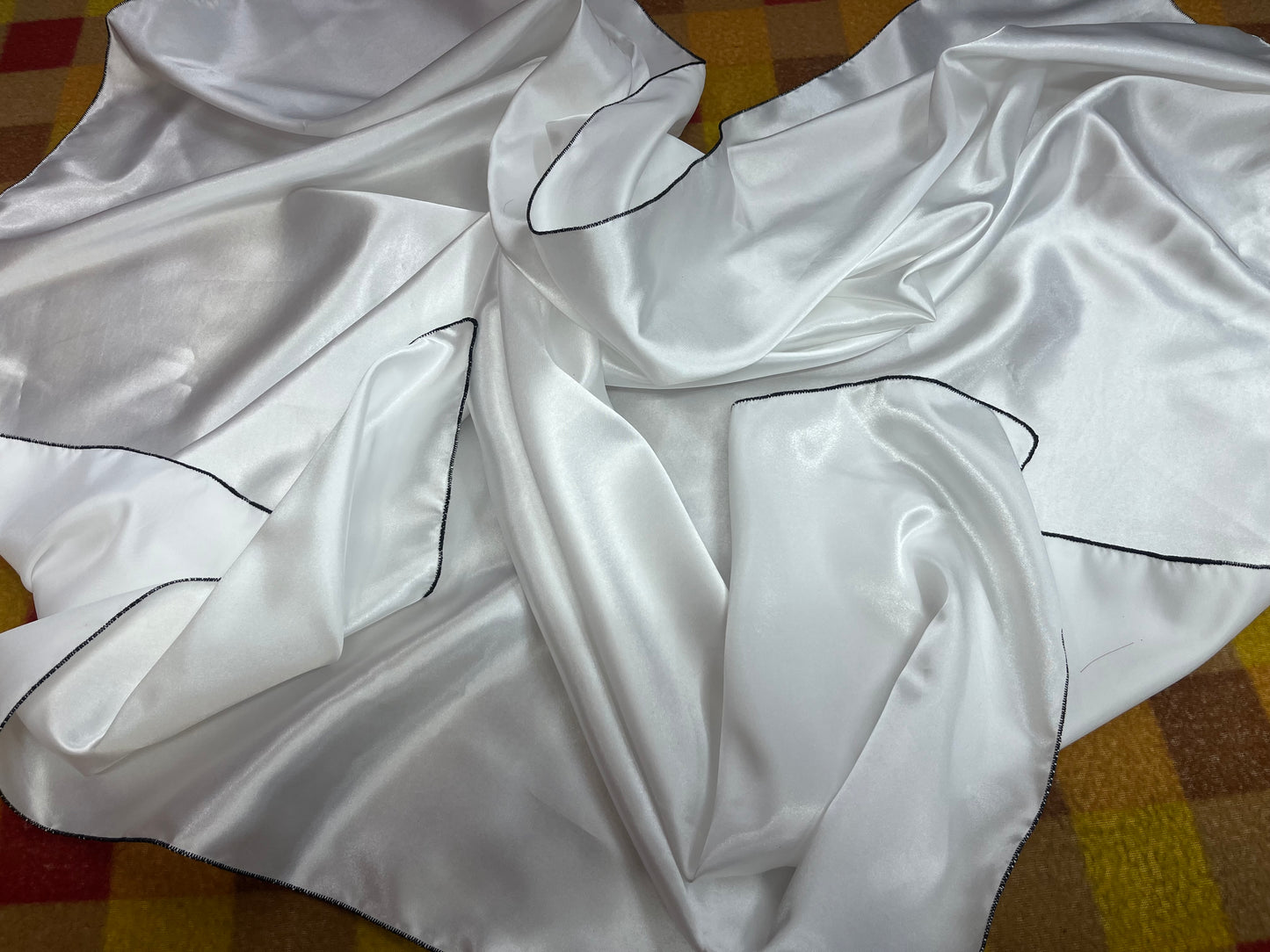 Wild Rag 45x45 white solid/black stitching