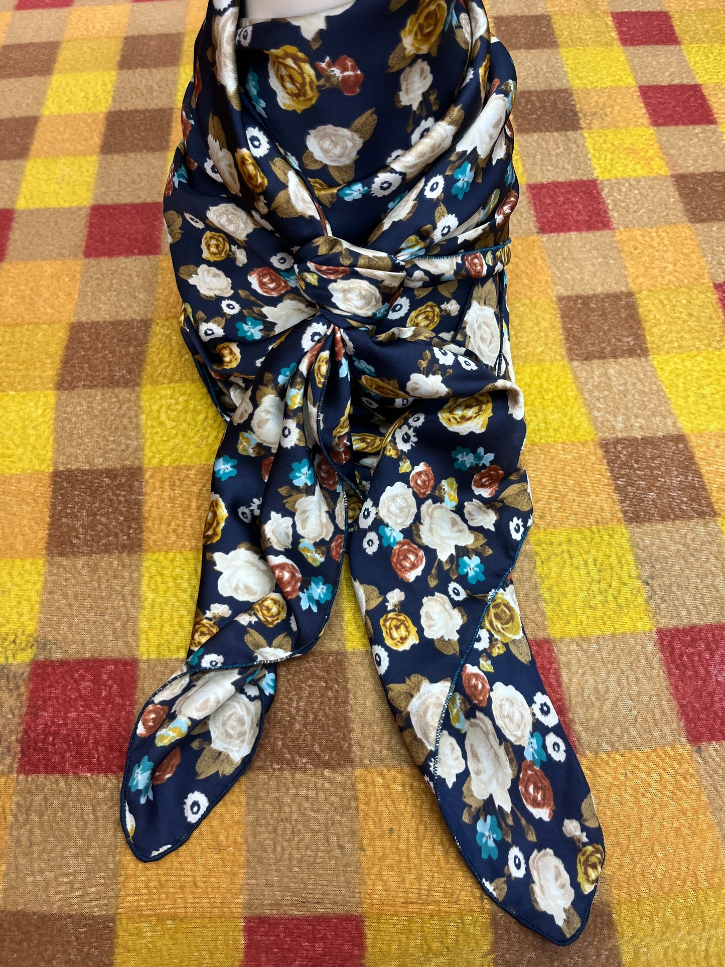 Wild Rag 45x45 navy/white/gold/rust roses