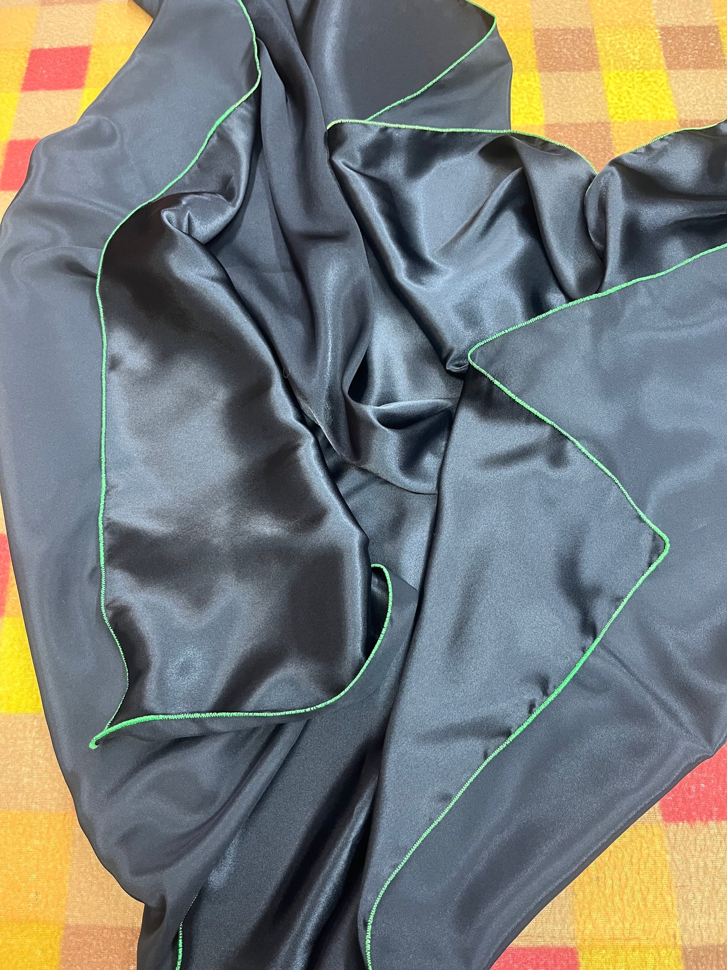 Wild Rag 45x45 black solid/ green stitching